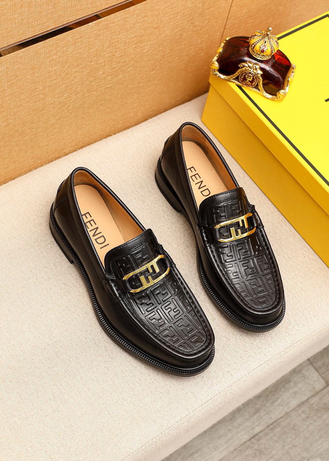 NO:273198,Product trademark FENDI [Fendi] casual leather shoes. Positive code: 38-44 (45 customized) Product materials selection Imported top layer calfskin embossed upper   luxury hardware buckle, imported cow inner lining. Strong three-dimensional visual effect, rubber sole, color 1 color available, fendi, fendi, cowhide19860909商品商标FENDI【芬迪】休闲皮鞋 正码码数:38-44(45订制) 商品材料精选 进口头层小牛皮压花鞋面 奢华五金扣,进口牛内里.强烈立体视觉效果,橡胶大底 颜 色1色可选,,fendi,fendi,cowhide,Men's shoes