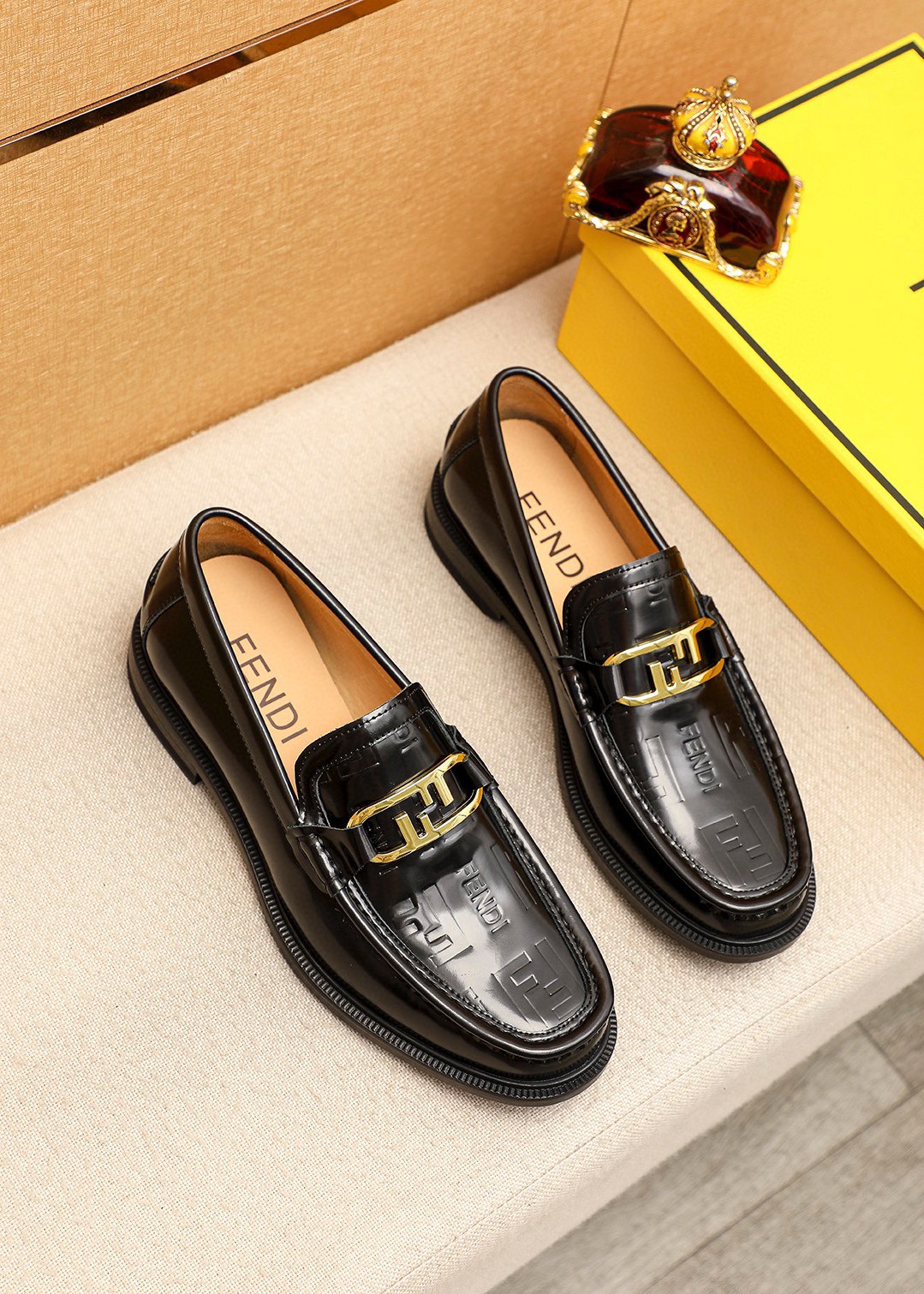 NO:273200,Product trademark FENDI [Fendi] casual leather shoes. Positive code: 38-44 (45 customized) Product materials selection. Imported top-layer beaded cowhide embossed upper   luxurious hardware buckle, imported cowhide. Strong three-dimensional visual effect, rubber outsole, color 2 colors available, fendi, fendi, cowhide19860909商品商标FENDI【芬迪】休闲皮鞋 正码码数:38-44(45订制) 商品材料精选 进口头层开边珠牛皮压花鞋面 奢华五金扣,进口牛内里.强烈立体视觉效果,橡胶大底 颜 色2色可选,,fendi,fendi,cowhide,Men's shoes