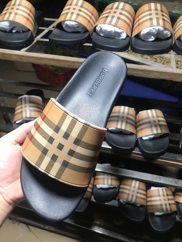 NO:228599,New products are on the shelves, and the new style of the Burberry counter is decorated with the brand letters three-dimensional logo, as well as the Burberry debut series name 