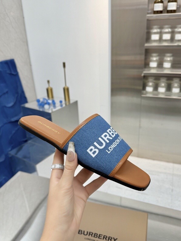 NO:261336,The new product is on the shelves Burberry thick heel, flat-soled slippers channel. The counter must be consistent with the counter!  The upper is made of Burberry cowhide, sheepskin inner lining and foot pads, original mold buttons, and the extremely soft leather material perfectly matches the curve of the electric embroidered feet. Burberry uses vulcanization technology, and the new anti-slip and wear-resistant large-shape is naturally displayed. It cannot be made without the original technology. The process is super difficult, flat heel, thick heel 5.5. Simulated leather outsole, size: 35~42 (35.40.41.42.43.44 no return) flat, medium heel 155, slippers, burberry, burberry, slippers, cowhide, sheepskin, Leather soles19860909新品上架Burberry 巴宝莉粗跟,平底拖鞋渠道货 硫化一脚蹬巴宝莉拖鞋必须专柜一致！鞋面采用巴宝莉牛皮,羊皮内里及垫脚,原版开模扣子,极致柔软的皮革材质与电绣双足曲线完美契合.巴宝莉都是采用硫化工艺,全新防滑耐磨大底纹路自然展现,非原厂工艺技术根本做不出来,工艺超级难,平跟,粗跟5.5.仿真皮大底,码数:35~42(35.40.41.42.43.44不退换)平,中跟155,拖鞋,burberry,burberry,slippers,cowhide,sheepskin,Leather soles,Women's Shoes