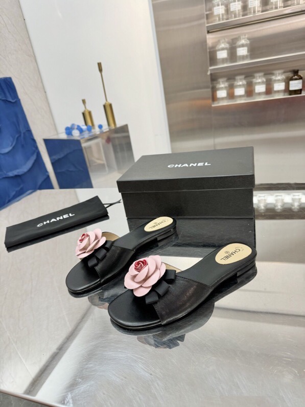 NO:228601,New product release, upgraded version, exclusive release!  [Fireworks][Fireworks] Chanel sandals imported lambskin upper. Sheepskin inner lining, footbed, camellia classic workmanship petal original size 35--44 (35.41.42.43.44 non-return) P flat 140-medium heel 4Cm. Black, pink, white, brown, four colors~, slippers, chanel, slippers, sheepskin19860909新品发布 升级版 独家发售！[烟花][烟花]香奈儿 凉拖鞋 进口小羊皮鞋面.羊皮内里-垫脚,山茶花经典做工花瓣原版 尺码35--44(35.41.42.43.44不退换)P平140-中跟4Cm.黑、粉、白、棕、四 色~,拖鞋,chanel,slippers,sheepskin,Women's Shoes