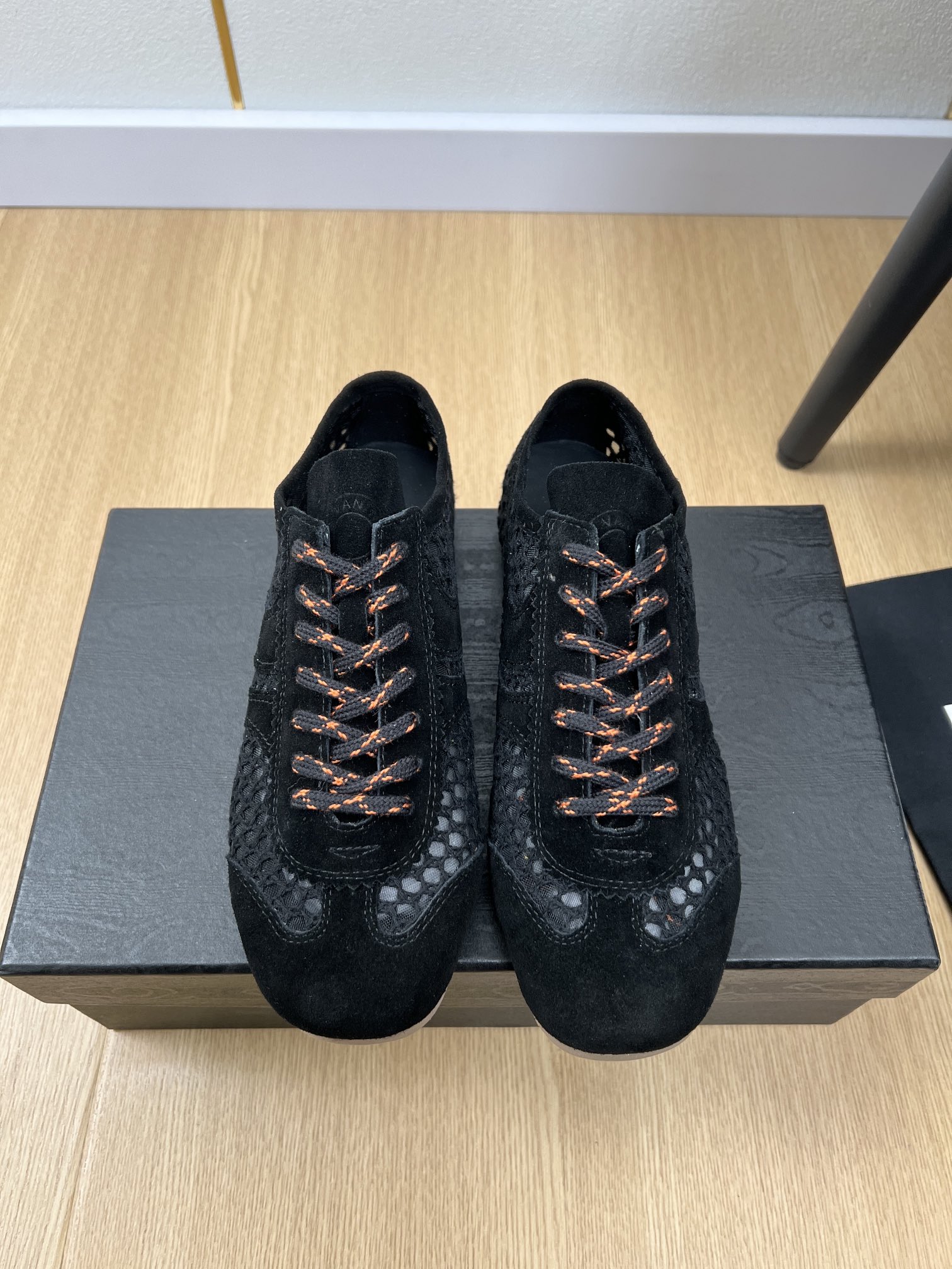 NO:259737,High-version Dries Van Noten | New spring and summer products, new styles of hot lace-up DVN retro marathon running shoes, training shoes, casual sports shoes series, Xiaohongshu planting grass, you can close your eyes, comfortable and versatile casual and fashionable, this DVN sports shoes are inspired by the marathon competitive sports in the 1970s. The shoe shape is designed with marathon sports shoes, matched with green, red, orange and other highly vibrant colors. DVN representative colors, the upper is spliced ​​with suede, soft cowhide and other materials, and matched with this year's popular nylon twisted rope shoelaces, practicality and fashion are perfectly balanced. Upper, high-end mercerated beef velvet   net, inner, cowhide foot pad, outsole, original open mold raw glue outsole, size 35-40 (customized for women 40)  Women's style, casual shoes/sports shoes, sneakers, cowhide, chamois leather19860909高版本Dries Van Noten | 春夏新品 专柜新款火爆系带DVN复古马拉松跑鞋德训鞋休闲运动鞋系列 小红书种草可以闭眼入那种,舒适百搭休闲时尚,这款DVN运动鞋,灵感来源于70年代的马拉松竞技运动.鞋型以马拉松运动鞋为设计原型,搭配极具生命力色彩的绿色、红色、橙色等 DVN代表性的色彩,鞋面由麂皮、柔软牛皮等材质拼接而成,并搭配今年流行的尼龙扭绳鞋带,实用性与时尚性得到完美的平衡 鞋面 高级丝光牛绒  网 内里 牛皮垫脚 大底 原版开模生胶大底 码数 女35-40（女40定制） 女款,休闲鞋/运动鞋,sneakers,cowhide,chamois leather,Women's Shoes