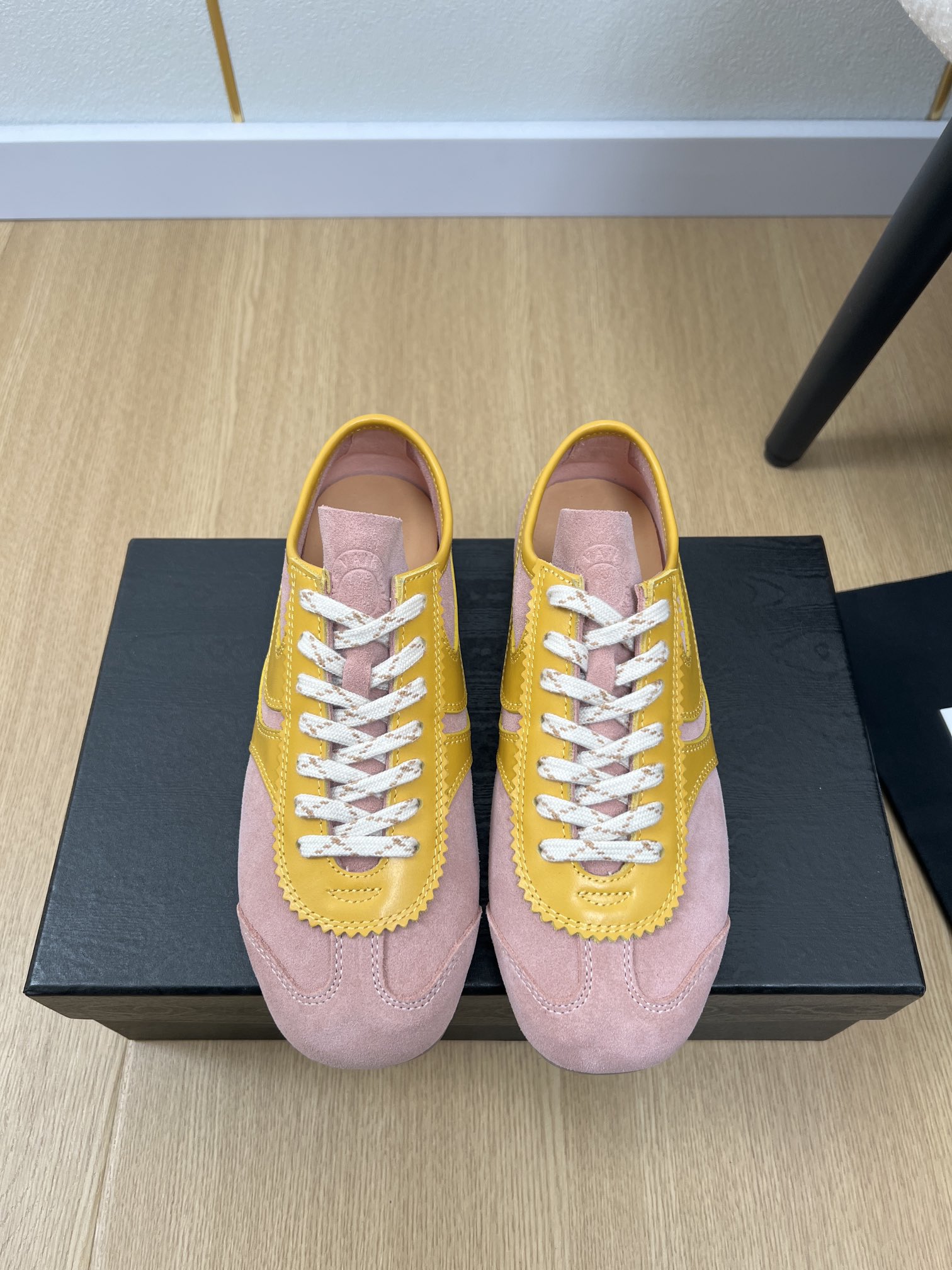 NO:259739,High-version couple model Dries Van Noten | Spring and summer new products, the counter is popular with lace-up DVN retro marathon running shoes, training shoes, casual sports shoes series, Xiaohongshu planting grass can close your eyes, comfortable and versatile casual and fashionable, this DVN sports shoes are inspired by marathon competitive sports in the 1970s. The shoe model is designed with marathon sports shoes, matched with green, red, orange and other highly vibrant colors. DVN representative colors, the upper is spliced ​​with suede, soft cowhide and other materials, and matched with this year's popular nylon twisted rope shoelaces, practicality and fashion are perfectly balanced. Upper, high-end mercerized cowhide   top layer cowhide inner cowhide foot pads, outsole, original open mold raw glue outsole, size number, women 35-40, men 39-45 (foot 40. men 45 customized) women's model  Men's 270, casual shoes/sports shoes, sneakers, cowhide, chamois leather19860909高版本情侣款Dries Van Noten | 春夏新品 专柜新款火爆系带DVN复古马拉松跑鞋德训鞋休闲运动鞋系列 小红书种草可以闭眼入那种,舒适百搭休闲时尚,这款DVN运动鞋,灵感来源于70年代的马拉松竞技运动.鞋型以马拉松运动鞋为设计原型,搭配极具生命力色彩的绿色、红色、橙色等 DVN代表性的色彩,鞋面由麂皮、柔软牛皮等材质拼接而成,并搭配今年流行的尼龙扭绳鞋带,实用性与时尚性得到完美的平衡 鞋面 高级丝光牛绒  头层牛皮 内里 牛皮垫脚 大底 原版开模生胶大底 码数 女35-40男39-45（女40.男45定制） 女款 男款270,休闲鞋/运动鞋,sneakers,cowhide,chamois leather,Women's Shoes