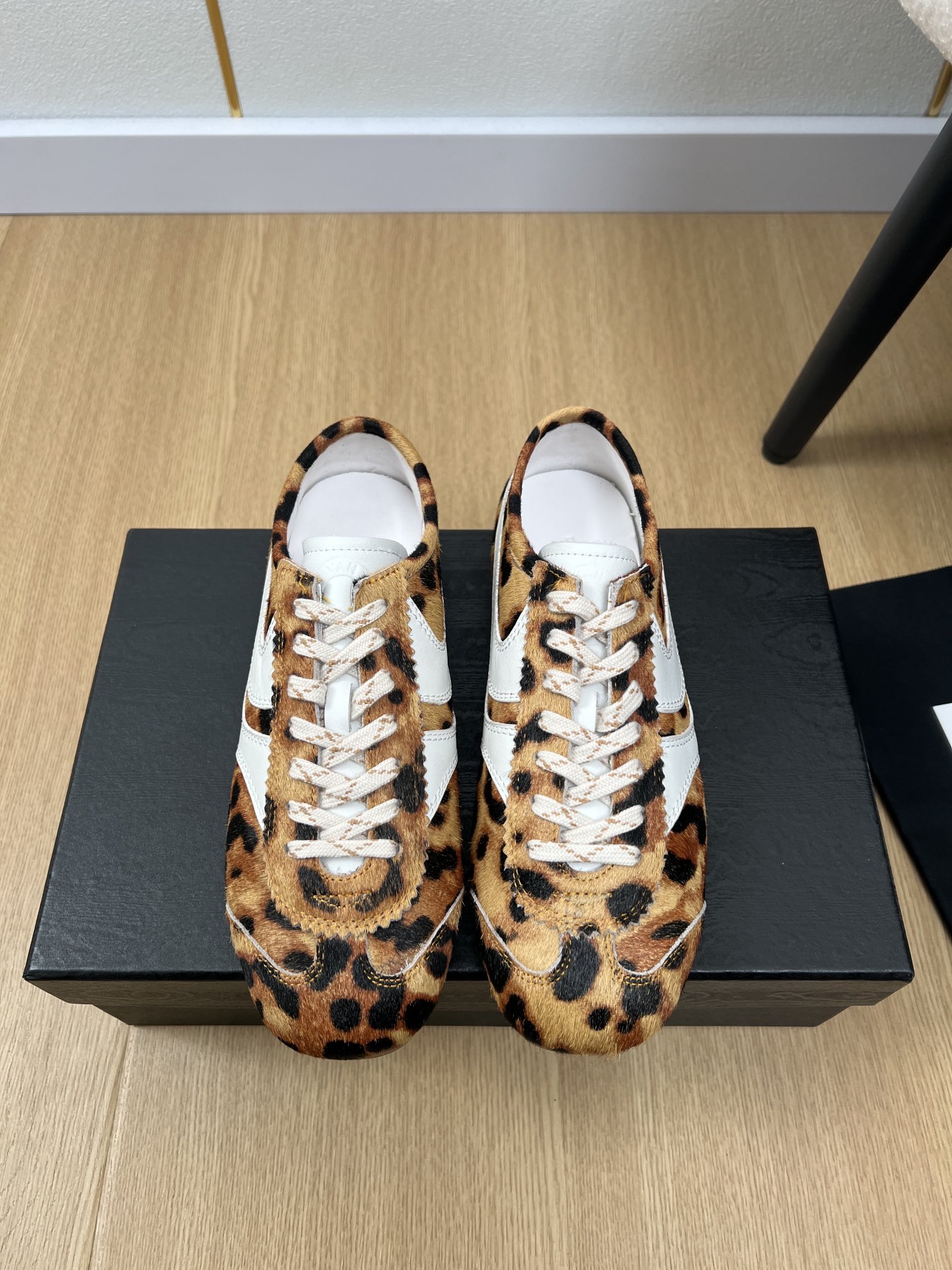 NO:259740,High-version Dries Van Noten | 2025 Spring and Summer New Products 2025 2025 New Counter New Lace-up DVN Retro Marathon Running Shoes De Training Shoes Casual Sports Shoes Series Xiaohongshu Planting Grass You can close your eyes and be comfortable and versatile and casual and fashionable. This DVN sneaker is inspired by the marathon competitive sports in the 1970s. The shoe shape is designed with marathon sneakers and is matched with the extremely vital colors of green, red, orange, etc. DVN representative colors. The upper is spliced ​​with suede, soft cowhide and other materials, and is matched with this year's popular nylon twisted rope shoelaces, practicality and fashion are perfectly balanced. Upper Imported top layer cowhide   horse hair Inner Cowhide foot pads Outsole Original open mold raw glue outsole Size 35-40 (customized for women 40)  Women's style, casual shoes/sports shoes, sneakers, cowhide, chamois leather19860909高版本Dries Van Noten | 2025 2025春夏新品 专柜新款火爆系带DVN复古马拉松跑鞋德训鞋休闲运动鞋系列 小红书种草可以闭眼入那种,舒适百搭休闲时尚,这款DVN运动鞋,灵感来源于70年代的马拉松竞技运动.鞋型以马拉松运动鞋为设计原型,搭配极具生命力色彩的绿色、红色、橙色等 DVN代表性的色彩,鞋面由麂皮、柔软牛皮等材质拼接而成,并搭配今年流行的尼龙扭绳鞋带,实用性与时尚性得到完美的平衡 鞋面 进口头层牛皮  马毛 内里 牛皮垫脚 大底 原版开模生胶大底 码数 女35-40（女40定制） 女款,休闲鞋/运动鞋,sneakers,cowhide,chamois leather,Women's Shoes