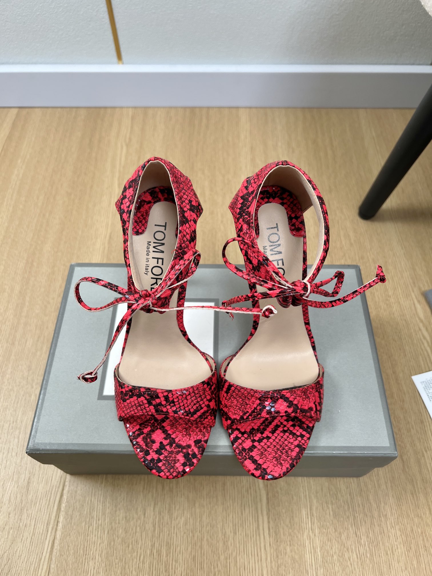 NO:259735,TOM FORD Tom Ford | TF Home Early Spring New Products, the latest hit show slippers and high heel sandals series in the counter. Xiaohongshu is highly recommended, fashionable, simple and high-end, casually matched, very light and comfortable to wear, this year's main model is fashionable, simple and high-end, casually matched, very comfortable to wear, must-have for the year!  Original purchase and development, making goods, TF's latest hit, avant-garde and bold design style blends into simple and fashionable lines. Snake-patterned cowhide with imported sheepskin insole imported sheepskin outsole original genuine leather outsole heel height 10.5cm size 35-42 (customized for 40.41.42) Packaging original packaging, high heels, tom ford, tom ford, fendi, sandals, high heels, slippers, cowhide, sheepskin, Leather soles19860909TOM FORD 汤姆福特 | TF家早春新品 专柜最新爆款走秀款拖鞋高跟凉鞋系列 小红书力推款,时尚 简约高级 随意搭配 上脚非常轻便舒适 今年主推款 时尚 简约高级 随意搭配 上脚非常舒适,年度必入款！原版购入开发 做货 TF家最新爆款 前卫大胆的设计风格融于简约时尚线条. 鞋面蛇纹牛皮 内里进口羊皮 鞋垫进口羊皮 大底原版真皮大底 跟高10.5cm 码数35-42（40.41.42定制） 包装原版包装,高跟鞋,tom ford,tom ford,fendi,sandals,high heels,slippers,cowhide,sheepskin,Leather soles,Women's Shoes