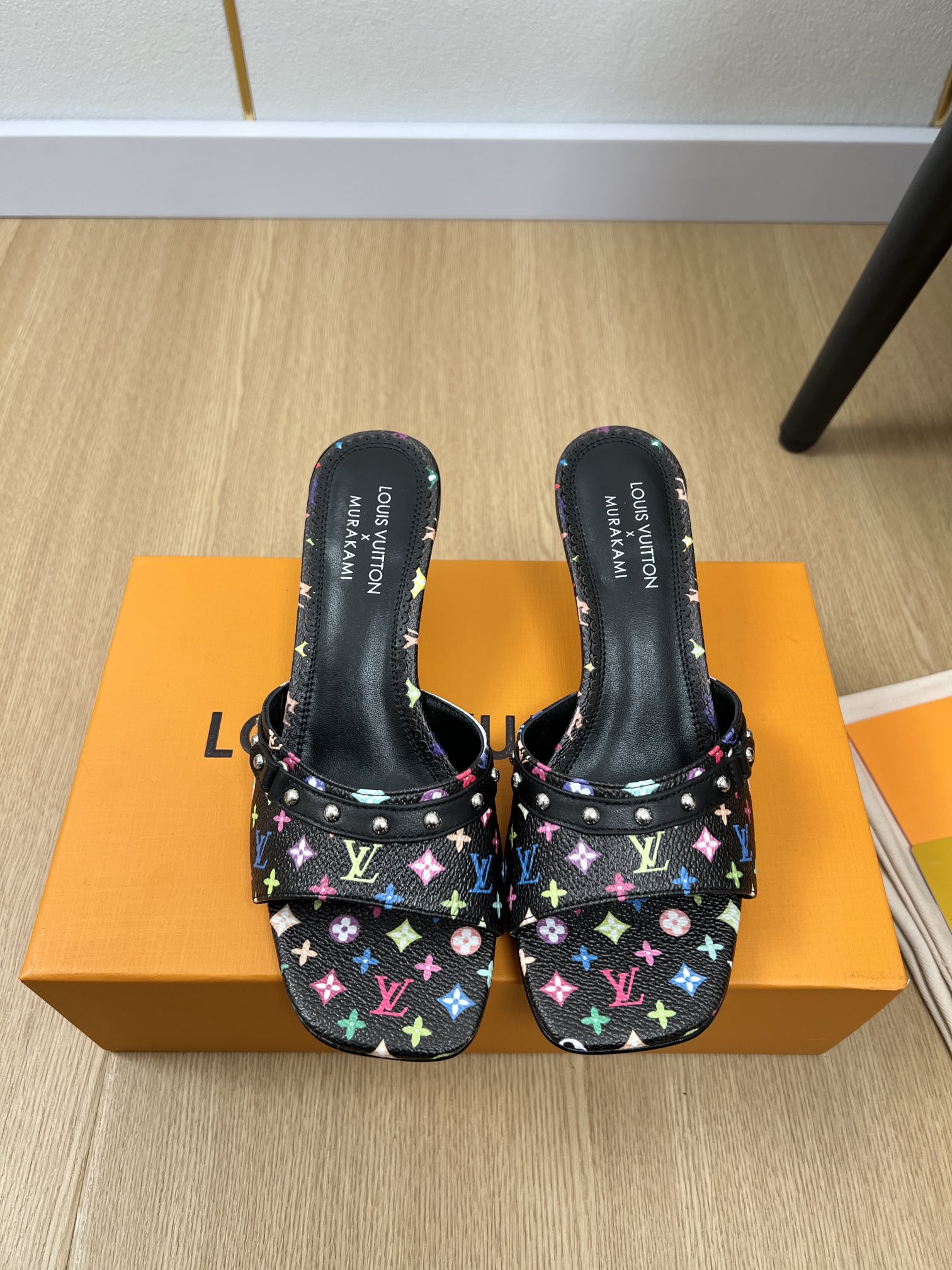 NO:259725,Louis Vuitton | L's spring and summer new product, the latest hit rainbow preschool kitten heel sandals series, Xiaohongshu is a popular product, this 6AM sandals are from Louis Vuitton × Takashi Murakami reprint series, and are full-frame Monogram pattern, which is soaked in rainbow tones, revealing the iconic brushstrokes of Japanese artist Takashi Murakami. The configuration of the shoe is integrated into the elegant kitten heel, and the nailed cowhide of cowhide of cowhide of modern style. Classic and versatile, the details are perfect, the feet are super good-looking, the coexistence of sports and fashion. A must-see item for home travel, a style that cannot be missed in this summer. Upper imported calfskin/presbyterian inner sheepskin Outsole Italian leather outsole Heel height 5cm Size 34-41 (customized by 34.40.41), slippers, louis vuitton, louis  vuitton, louis vuitton, slippers, cowhide, sheepskin, Leather soles19860909Louis Vuitton 路易威登| L家春夏新品 专柜最新爆款彩虹老花小猫跟凉拖鞋系列 小红书力推爆款,本款6AM 凉拖出自路易威登×村上隆再版系列,为全幅Monogram 图案浸染彩虹色调,娓娓道出日本艺术家村上隆的标志性笔触.便鞋构型融入优雅小猫跟,饰钉牛皮革带再添摩登风范..经典百搭,细节完美无可挑剔,上脚超级好看 运动与时尚并存 居家旅行必备单品,这个夏天不可错过的款式 鞋面进口小牛皮/老花 内里羊皮 大底意大利真皮大底 跟高5cm 码数34-41（34.40.41定制）,拖鞋,louis vuitton,louis vuitton,louis vuitton,slippers,cowhide,sheepskin,Leather soles,Women's Shoes