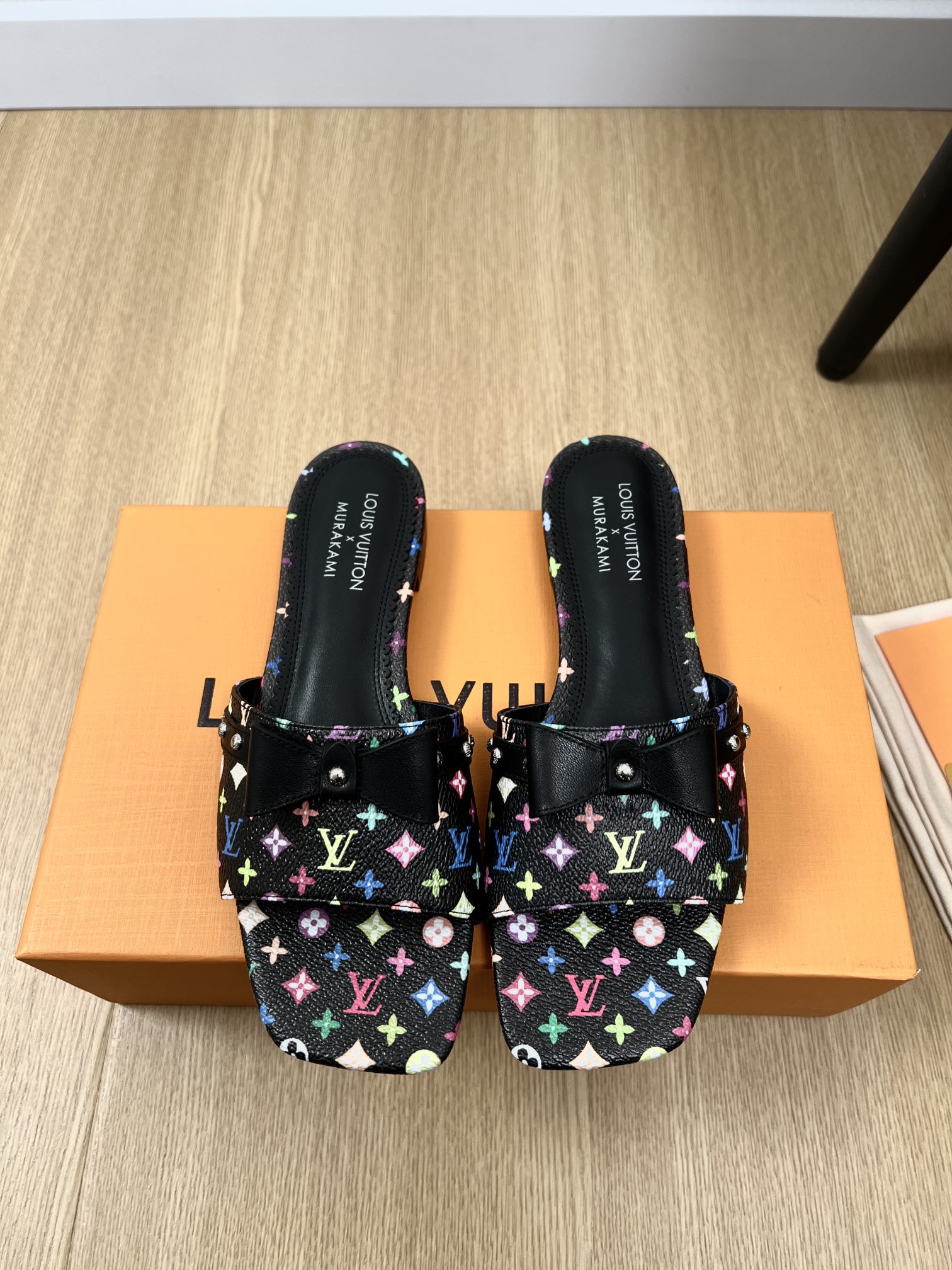 NO:259727,Louis Vuitton | L's spring and summer new product, the latest hit rainbow preschool bow flat sandals series, Xiaohongshu is a popular model, this 6AM sandals are from Louis Vuitton × Murakami Takashi reprint series, which is a full Monogram pattern, making the brand's classic elements stretch the distinct aesthetic style of Japanese artist Takashi Murakami. The upper is embroidered with cowhide of cowhide of cowhide of bows, and the details of the bows add exquisite brushstrokes. Classic and versatile, the details are perfect and impeccable, the feet are super beautiful, sports and fashion coexist. A must-see item for home travel, a style that cannot be missed in this summer. Upper imported calfskin/presbyterian inner sheepskin Outsole Italian leather outsole Heel height 1.5cm Size 34-41 (customized by 34.40.41), slippers, louis  vuitton, louis vuitton, louis vuitton, slippers, cowhide, sheepskin, Leather soles19860909Louis Vuitton 路易威登| L家春夏新品 专柜最新爆款彩虹老花蝴蝶结平底凉拖鞋系列 小红书力推爆款,本款6AM 凉拖出自路易威登×村上隆再版系列,为全幅Monogram 图案浸染彩虹色调,令品牌经典元素舒展日本艺术家村上隆的鲜明美学风格.鞋面点缀饰钉牛皮革带,蝴蝶结细节再添考究笔触.经典百搭,细节完美无可挑剔,上脚超级好看 运动与时尚并存 居家旅行必备单品,这个夏天不可错过的款式 鞋面进口小牛皮/老花 内里羊皮 大底意大利真皮大底 跟高1.5cm 码数34-41（34.40.41定制）,拖鞋,louis vuitton,louis vuitton,louis vuitton,slippers,cowhide,sheepskin,Leather soles,Women's Shoes