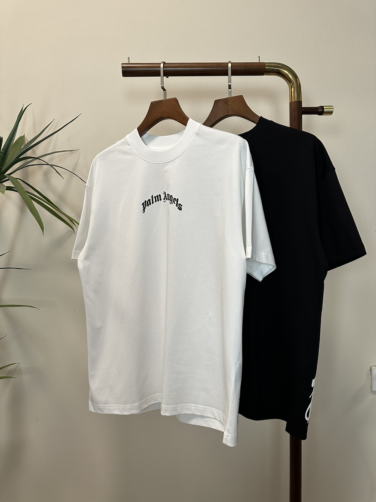 NO:150913,PA Niche Brand 2025 new round neck short-sleeved T-shirt high-end version!  Customized fabrics for counters are breathable and comfortable, with impeccable details, and the brand element design concept reflects high quality. The feel is delicate and soft!  It is casually cut, with a great upper body style!  Code number M-3XL, T-shirt,tees,t-shirt,alexander wang19860909PA 小众品牌 2025新款 圆领 短袖 T恤 高端版本！专柜定制面料 透气舒适度高,细节无可挑剔,品牌元素设计理念,体现高品质.手感细腻柔软！呈现休闲裁剪,上身版型超赞！ 码数M-3XL,,T-shirt,tees，t-shirt,alexander wang,Men's clothing