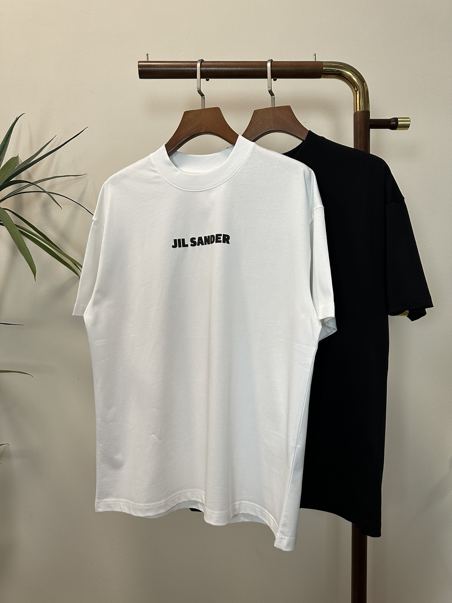 NO:134606,JIL SANDER2025 new round neck short-sleeved T-shirt high-end version!  Customized fabrics for counters are breathable and comfortable, with impeccable details, and the brand element design concept reflects high quality. The feel is delicate and soft!  It is casually cut, with a great upper body style!  Code number M-3XL, jil sander, T-shirt,tees, t-shirt,alexander wang19860909JIL SANDER2025新款 圆领 短袖 T恤 高端版本！专柜定制面料 透气舒适度高,细节无可挑剔,品牌元素设计理念,体现高品质.手感细腻柔软！呈现休闲裁剪,上身版型超赞！ 码数M-3XL,,jil sander,T-shirt,tees，t-shirt,alexander wang,Men's clothing