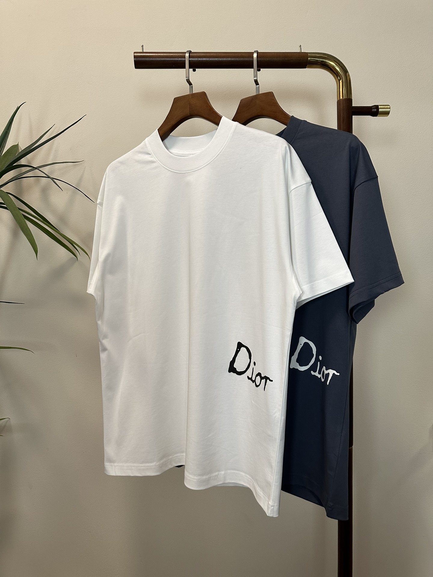 NO:134631,DIOR 2025 new round neck short-sleeved T-shirt high-end version!  Customized fabrics for counters are breathable and comfortable, with impeccable details, and the brand element design concept reflects high quality. The feel is delicate and soft!  It is casually cut, with a great upper body style!  Code number M-3XL, dior,dior,T-shirt,tees,t-shirt,alexander wang19860909DIOR 迪奥 2025新款 圆领 短袖 T恤 高端版本！专柜定制面料 透气舒适度高,细节无可挑剔,品牌元素设计理念,体现高品质.手感细腻柔软！呈现休闲裁剪,上身版型超赞！ 码数M-3XL,,dior,dior,T-shirt,tees，t-shirt,alexander wang,Men's clothing