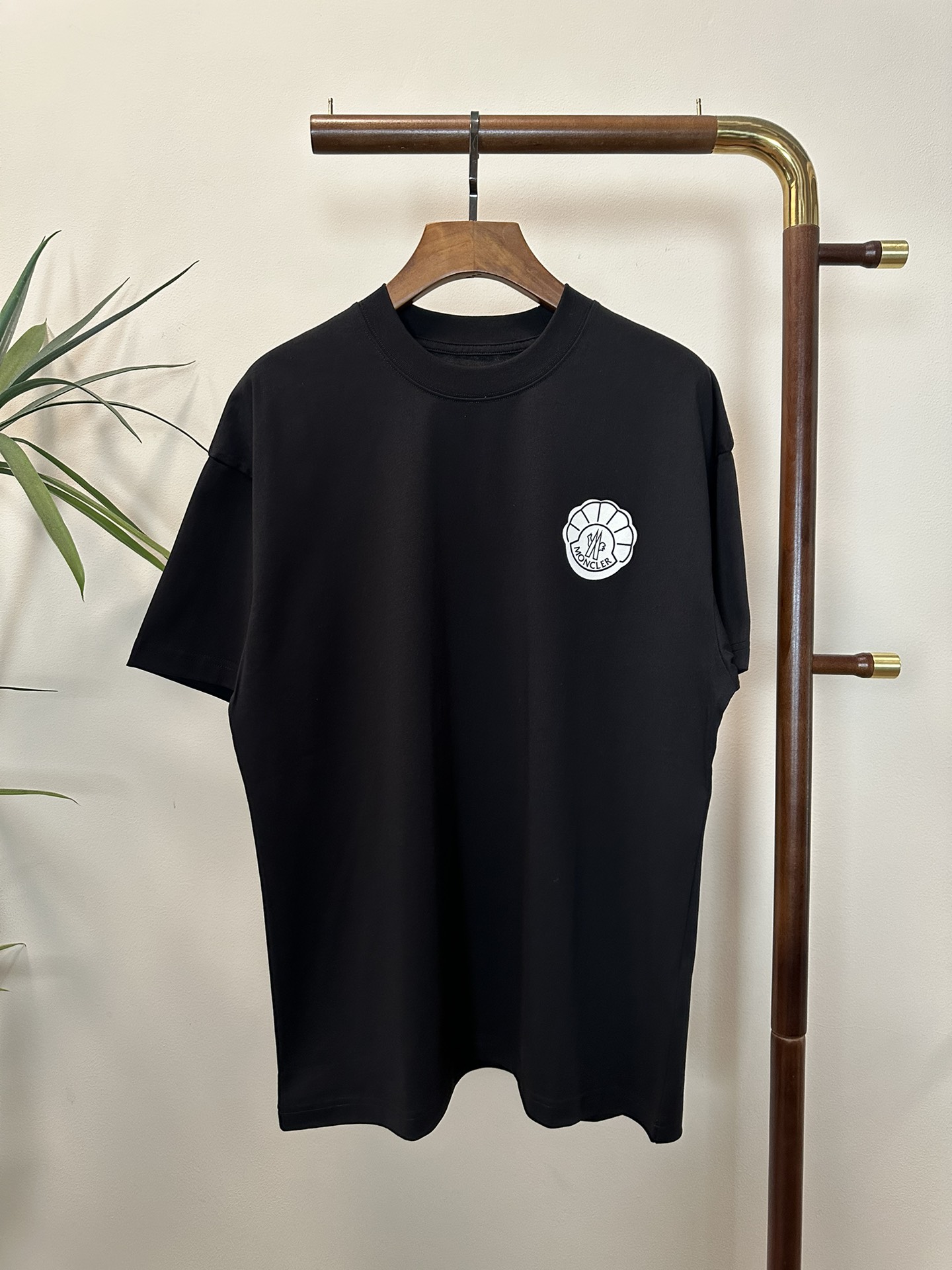 NO:134628,MON 2025 new round neck short-sleeved T-shirt high-end version!  Customized fabrics for counters are breathable and comfortable, with impeccable details, and the brand element design concept reflects high quality. The feel is delicate and soft!  It is casually cut, with a great upper body style!  Code number M-3XL, Moncler, T-shirt,tees, t-shirt,alexander wang19860909MON 蒙口2025新款 圆领 短袖 T恤 高端版本！专柜定制面料 透气舒适度高,细节无可挑剔,品牌元素设计理念,体现高品质.手感细腻柔软！呈现休闲裁剪,上身版型超赞！ 码数M-3XL,,Moncler,T-shirt,tees，t-shirt,alexander wang,Men's clothing