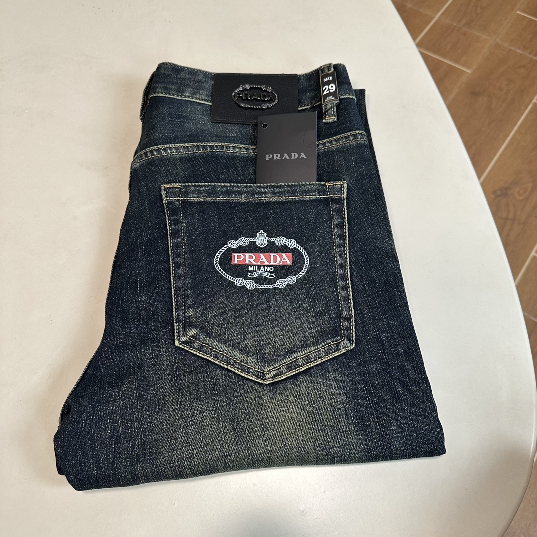 NO:150941,PRA Prada exclusively available for new jeans, high-end version!  Customized fabrics for counters are breathable and comfortable, with impeccable details, and the brand element design concept reflects high quality. The feel is delicate and soft!  It is casually cut, with a great upper body style!  Count 29-38, prada, prada, jeans, alexander wang19860909PRA 普拉达 独家专供新款 牛仔裤,高端版本！专柜定制面料 透气舒适度高,细节无可挑剔,品牌元素设计理念,体现高品质.手感细腻柔软！呈现休闲裁剪,上身版型超赞！ 码数29-38,,prada,prada,jeans,alexander wang,Men's clothing