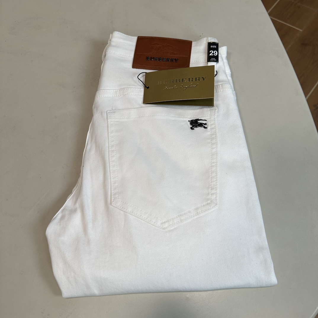 NO:150935,BBR Burberry exclusively available for new jeans, high-end version!  Customized fabrics for counters are breathable and comfortable, with impeccable details, and the brand element design concept reflects high quality. The feel is delicate and soft!  It is casually cut, with a great upper body style!  Count 29-38, burberry, jeans, alexander wang19860909BBR 巴宝莉 独家专供新款 牛仔裤,高端版本！专柜定制面料 透气舒适度高,细节无可挑剔,品牌元素设计理念,体现高品质.手感细腻柔软！呈现休闲裁剪,上身版型超赞！ 码数29-38,,burberry,jeans,alexander wang,Men's clothing