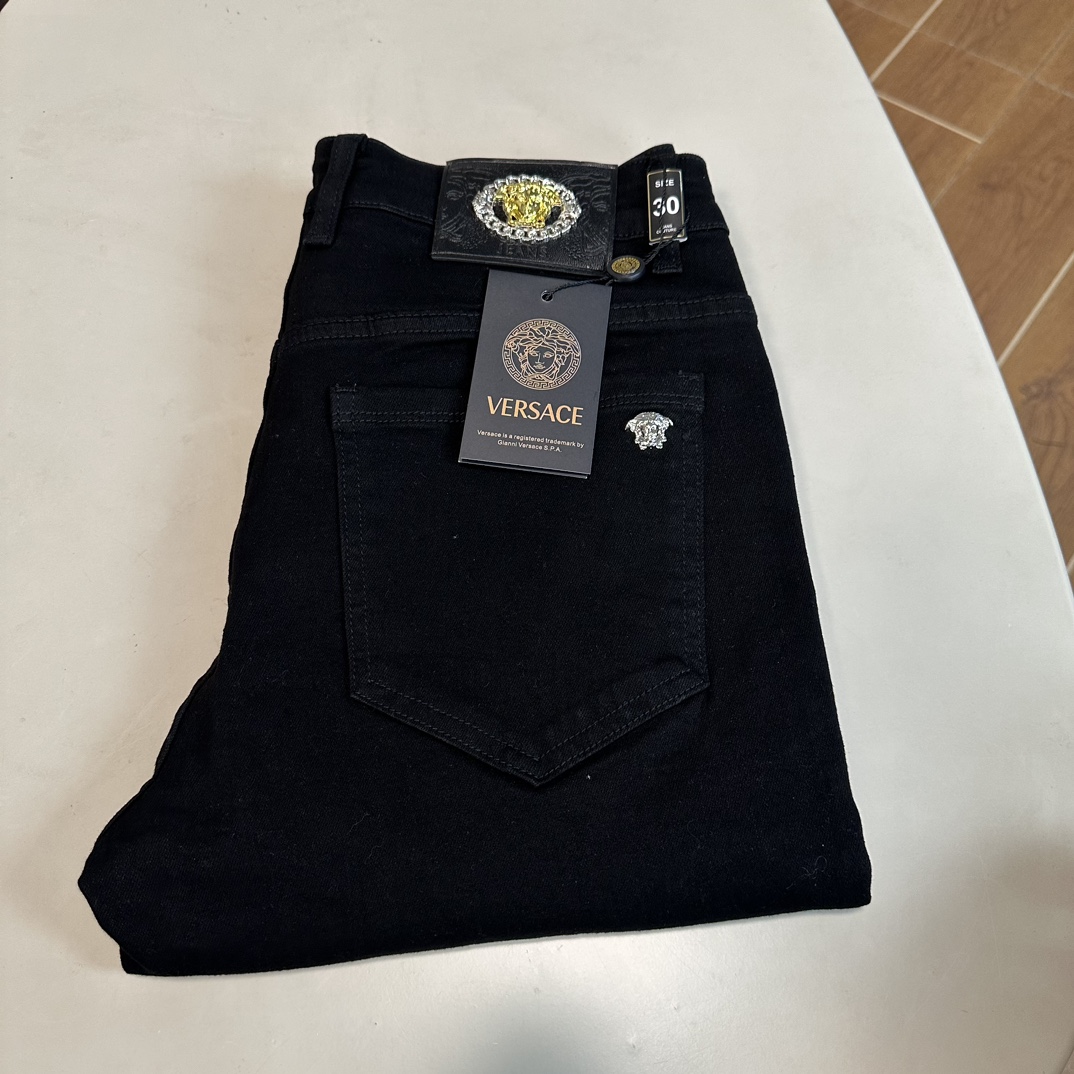 NO:141927,VS Versace exclusively for new jeans, high-end version!  Customized fabrics for counters are breathable and comfortable, with impeccable details, and the brand element design concept reflects high quality. The feel is delicate and soft!  It is casually cut, with a great upper body style!  Count 29-38, versace, jeans, alexander wang19860909VS 范思哲独家专供新款 牛仔裤,高端版本！专柜定制面料 透气舒适度高,细节无可挑剔,品牌元素设计理念,体现高品质.手感细腻柔软！呈现休闲裁剪,上身版型超赞！ 码数29-38,,versace,jeans,alexander wang,Men's clothing