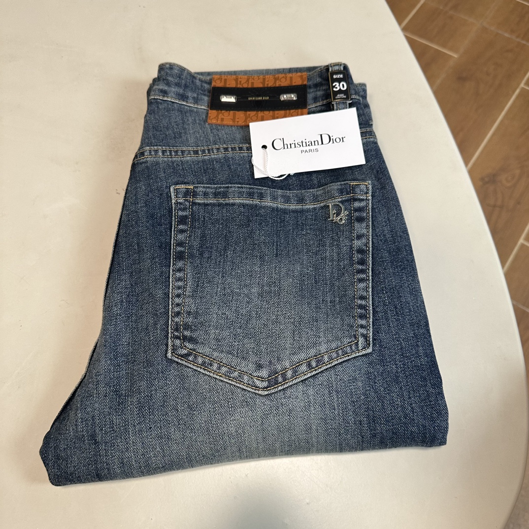 NO:151002,DIOR exclusively available for new jeans, high-end version!  Customized fabrics for counters are breathable and comfortable, with impeccable details, and the brand element design concept reflects high quality. The feel is delicate and soft!  It is casually cut, with a great upper body style!  29-38, Dior, Dior, Jeans, Alexander wang19860909DIOR 迪奥独家专供新款 牛仔裤,高端版本！专柜定制面料 透气舒适度高,细节无可挑剔,品牌元素设计理念,体现高品质.手感细腻柔软！呈现休闲裁剪,上身版型超赞！ 码数29-38,,dior,dior,jeans,alexander wang,Men's clothing