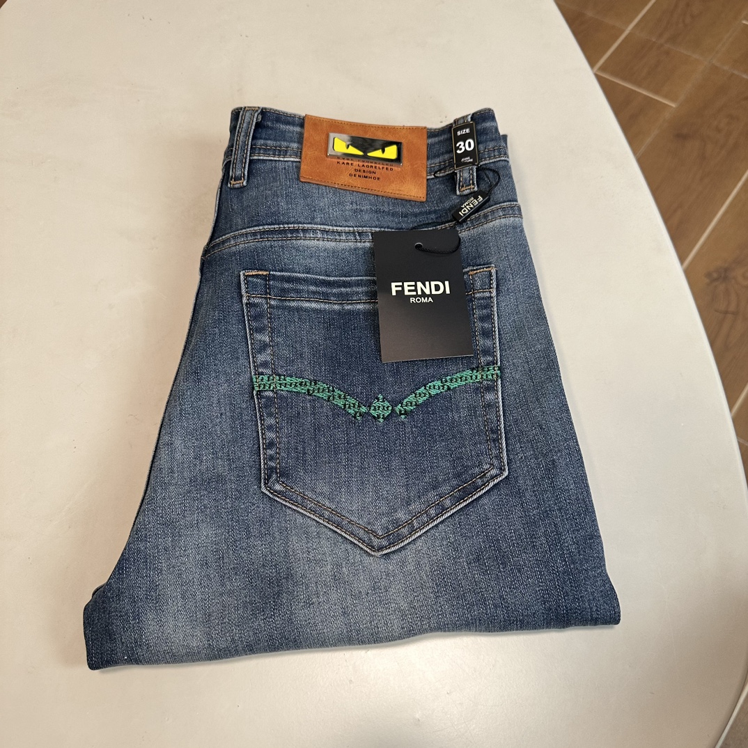 NO:150929,FD Fendi exclusively for new jeans, high-end version!  Customized fabrics for counters are breathable and comfortable, with impeccable details, and the brand element design concept reflects high quality. The feel is delicate and soft!  It is casually cut, with a great upper body style!  Number of codes 29-38, fendi, jeans, alexander wang19860909FD 芬迪 独家专供新款 牛仔裤,高端版本！专柜定制面料 透气舒适度高,细节无可挑剔,品牌元素设计理念,体现高品质.手感细腻柔软！呈现休闲裁剪,上身版型超赞！ 码数29-38,,fendi,jeans,alexander wang,Men's clothing