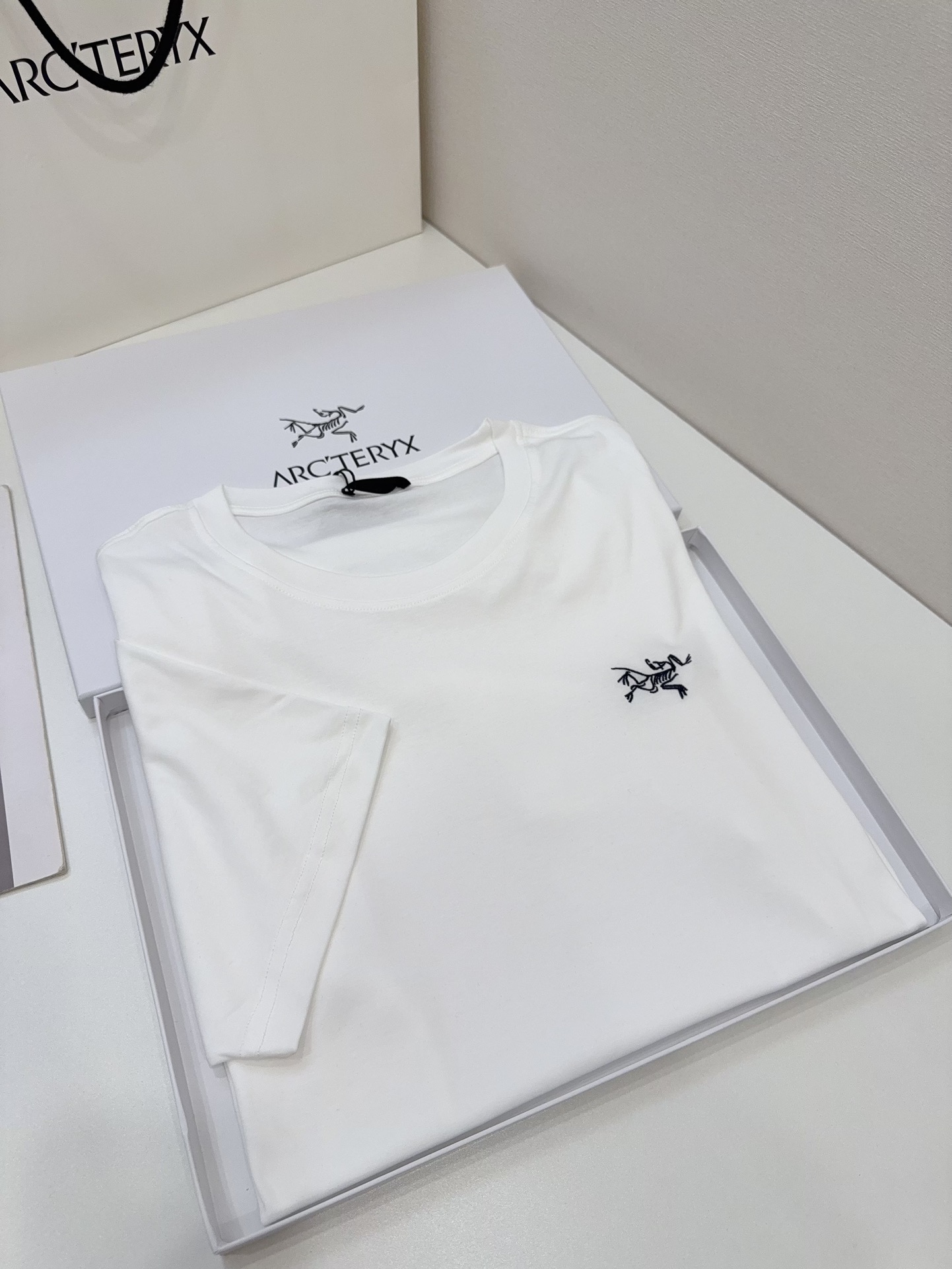 NO:334414,Be bold!  !  !  You will definitely like this quality if you get it!  !  Whether the T-shirt is good or not depends on the fabric. No matter how good the fabric is, the style and craftsmanship are in vain!  It uses Xinjiang natural long lint cotton, which is very fine and soft. The thinner the raw materials, the more uniform and softer the yarn, and the more tough, the fabric will be more tough, stable and strong. For example, if you wear an ordinary T-shirt for one or two years, you will lose it. Don’t worry about this piece at all!  ,,tees,t-shirt,alexander wang19860909大胆入！！！ 这个品质你们拿到绝对会喜欢！！ T恤好不好一般看面料,面料不好再好的版型和工艺都是白搭！采用新疆天然长绒棉,非常细软,原材料越细纱线就越均匀并且柔软,面料会更有韧性稳定型强,像普通T恤穿个一两年就会出现松垮现象,这件完全不用担心！,,tees，t-shirt,alexander wang,Women's clothing