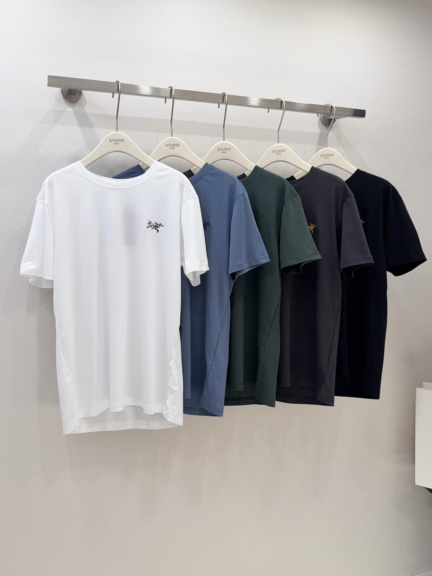 NO:334411,Five-color hanging photos, the same style as men and women!  Today I will slap two pieces with my eyes closed!  Whether it is paired with jeans, skirts or high-waisted shorts, it can be easily controlled, allowing you to keep refreshing and fashionable in the hot summer, and make minimalist to the extreme.,,skirts, shorts, jeans,alexander wang19860909五色挂拍 男女同款！今天给我闭着眼睛冲两件！ 无论是搭配牛仔裤、半身裙还是高腰短裤,都能轻松驾驭,让你在炎炎夏日里也能保持清爽与时尚,把极简做到极致.,,skirts,shorts,jeans,alexander wang,Women's clothing