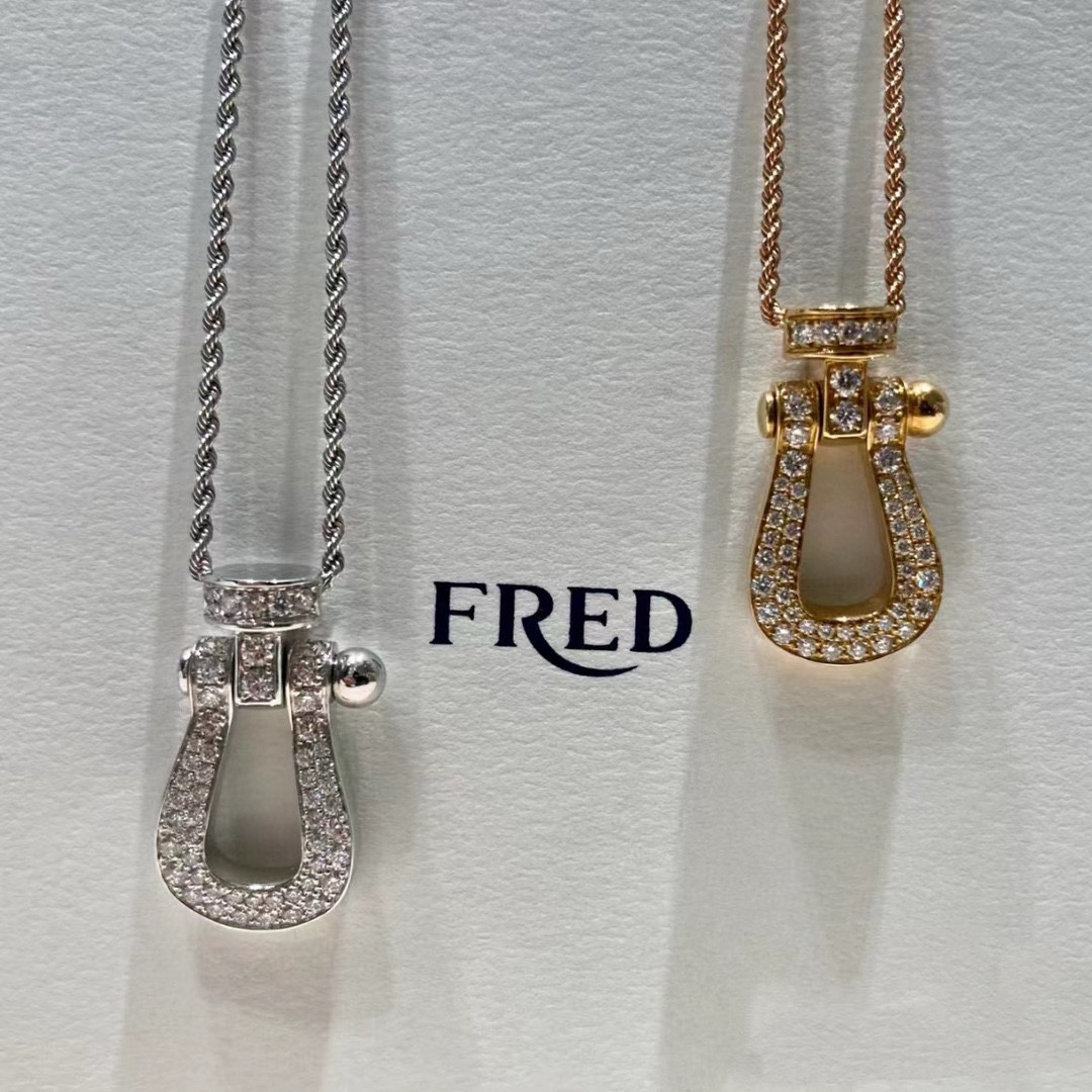 NO:111239,New products are released. The hot wire Fred Fred is a neutral high-quality necklace with full diamond, half diamond, and no diamond horseshoe buckle neutral style. Fashionable and exquisite FORCE series necklaces high-end customization~ Yajin micro-electroplating 18k gold craftsmanship Seiko horseshoe buckle necklace!  The upper body effect is very versatile. Internet celebrity experts. A must-have item for fashion. Three-color rose gold, gold and silver buttons. The same couple style for men and women. The jewelry is boutique, necklace, gold19860909新品发布火爆钢丝费雷德 Fred斐登满钻、半钻、无钻马蹄扣中性款高品质项链大牌 时尚 精致FORCE 系列项链高端定制～亚金微电镀18k金工艺 精工马蹄扣头项链！上身效果非常百搭 网红达人 时尚一族必备单品 玫瑰金、黄金、银色扣头三色男女同款情侣款,饰品精品,necklace,gold,Jewelry