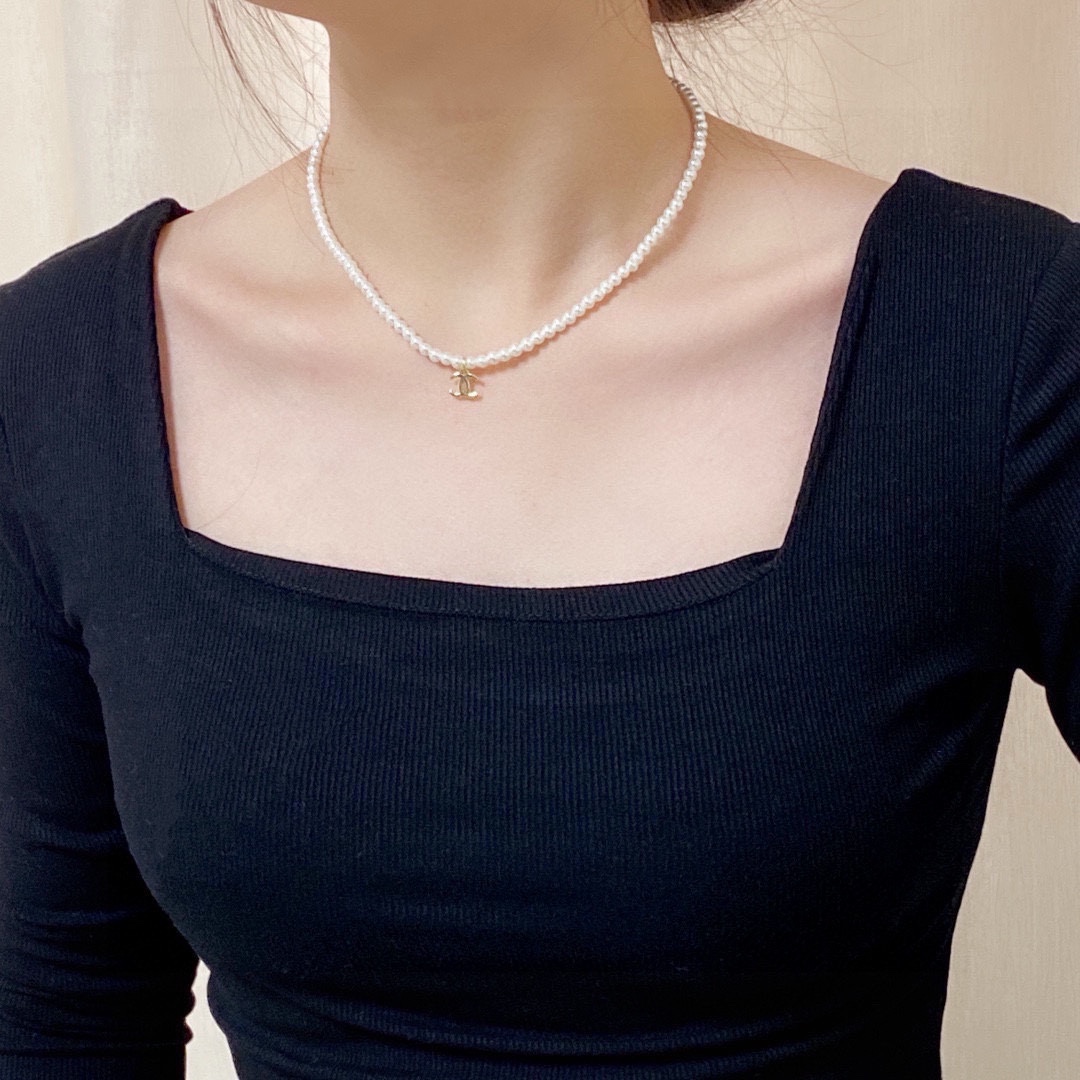 NO:106929,Xiaohongshu recommends the hot Chanel Chanel latest double C pearl necklace, which is very unique and versatile. The overall details are very surprising and the design feels full. It not only brings personal confidence and taste, but also elegant and fashionable styles, highlighting the elegant French atmosphere. With meticulous details, it makes it more attractive to wear. Boutique jewelry, chanel, chanel, necklace19860909小红书推荐爆款香奈儿Chanel最新款双C珍珠项链超个性,百搭款特别特别赞,整体细节非常令人惊喜,设计感十足,不仅带出个人自信及品味,款式典雅而时尚,突显法式高雅气息,加上一丝不苟的细节,使得佩戴起来更具吸引力,饰品精品,chanel,chanel,necklace,Jewelry