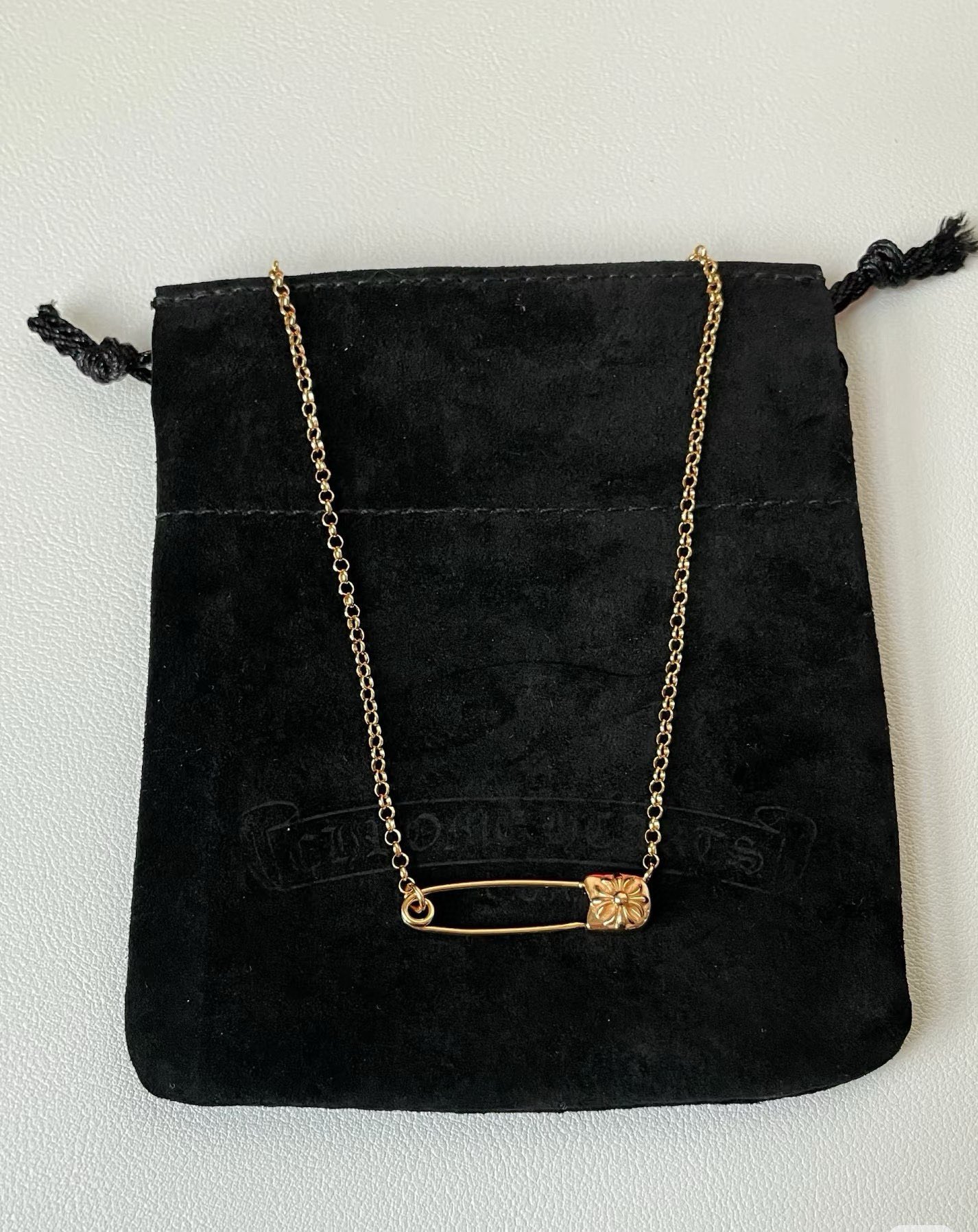 NO:106952,TikTok/Kuaishou/ins/Xiaohongshu/Live Hot, New [Counter Quality] Chrome Hearts Croxin Golden Pin Necklace, Different Concave and Convex and Convex Design Styles, Showing Different Cross Scout Flowers are Croxin's ambitions, so they last longer. Genuine version of Chrome Hearts Croxin, different from the market, benchmarking the quality of the version, looking at the details of the letter printing, retro, old gray oxygen level. Seiko version!  !  !  Pure handmade ~ Authentic model opening must-have fashion and fashion, both men and women can wear it, same style for couples, original official website, rock punk style silver style, retro elements, trendy and versatile!  , jewelry boutique, chrome hearts, chrome hearts, necklace, gold19860909批 抖音/快手/ins/小红书/直播热门 ,新款【专柜品质】Chrome Hearts克罗心黄金色别针项链 凹凸造型不同的花纹设计风格 呈现出与众不同 十字架 童军花是克罗心的志 所以更经久不衰 正品打版Chrome Hearts克罗心 区别市场普通轻版 对版对标品质 看字印细节 复古做旧灰氧程度.精工版本！！！ 纯手工打造 ～正品开模潮流时尚必备 男女均可佩戴 情侣同款 官网原版 摇滚朋克泰银风格 复古元素 潮流百搭！,饰品精品,chrome hearts,chrome hearts,necklace,gold,Jewelry