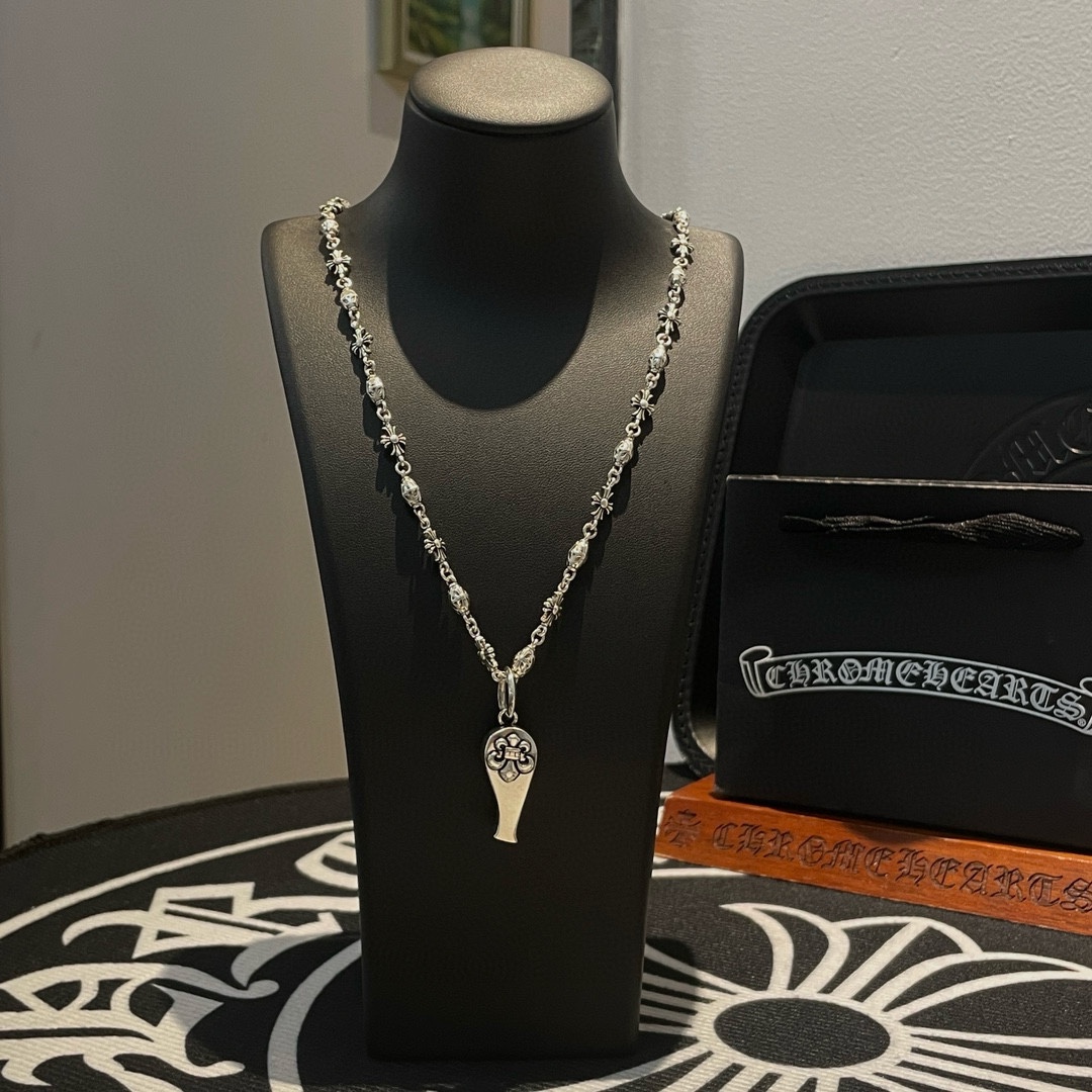 NO:106954,New [Counter Quality] Chrome Hearts Croxin Classic retro multi-element necklace Whistle pendant Different pattern design styles with concave and convex shapes Present unique Cross Scout flowers are Croxin's ambitions, so they last longer. Genuine version of Chrome Hearts Croxin Difference to the market ordinary light version, match the quality of the version, look at the details of the letter printing, retro old gray oxygen level. Seiko version!  !  !  Pure handmade ~ Authentic model opening must-have fashion and fashion, both men and women can wear it, same style for couples, original official website, rock punk style silver style, retro elements, trendy and versatile!  , jewelry boutique, chrome hearts, chrome hearts, necklace19860909新款【专柜品质】Chrome Hearts克罗心 经典复古多元素项链 口哨吊坠 凹凸造型不同的花纹设计风格 呈现出与众不同 十字架 童军花是克罗心的志 所以更经久不衰 正品打版Chrome Hearts克罗心 区别市场普通轻版 对版对标品质 看字印细节 复古做旧灰氧程度.精工版本！！！ 纯手工打造 ～正品开模潮流时尚必备 男女均可佩戴 情侣同款 官网原版 摇滚朋克泰银风格 复古元素 潮流百搭！,饰品精品,chrome hearts,chrome hearts,necklace,Jewelry