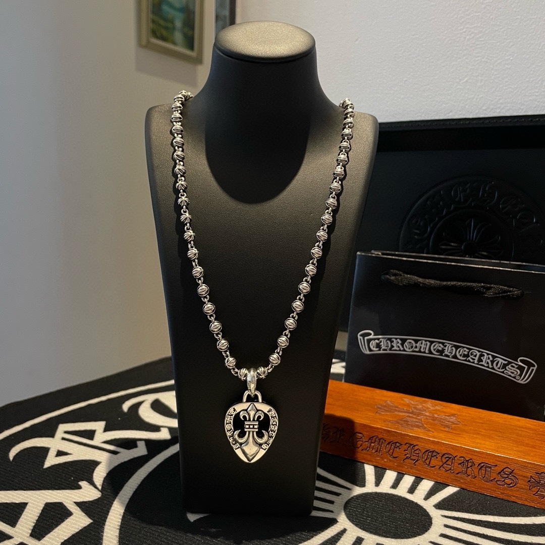 NO:106958,TikTok/Kuaishou/ins/Xiaohongshu/Live Hot, New [Counter Quality] Chrome Hearts Retro Cross Flower Ball Necklace, Heart-shaped Scout Flower Pendant, Different Concave and Convex and Convex Scout Flowers Presents Different from Others Cross Scout Flowers is Crowxin's ambition, so it lasts for a long time. Genuine version of Chrome Hearts Crowxin, different market light version, benchmarking quality, looking at the details of the letter printing, retro old gray oxygen level. Seiko version!  !  !  Pure handmade ~ Authentic model opening must-have fashion and fashion, both men and women can wear it, same style for couples, original official website, rock punk style silver style, retro elements, trendy and versatile!  , jewelry boutique, chrome hearts, chrome hearts, necklace19860909批 抖音/快手/ins/小红书/直播热门 ,新款【专柜品质】Chrome Hearts克罗心复古十字花球项链 ,心型童军花吊坠,凹凸造型不同的花纹设计风格 呈现出与众不同 十字架 童军花是克罗心的志 所以更经久不衰 正品打版Chrome Hearts克罗心 区别市场普通轻版 对版对标品质 看字印细节 复古做旧灰氧程度.精工版本！！！ 纯手工打造 ～正品开模潮流时尚必备 男女均可佩戴 情侣同款 官网原版 摇滚朋克泰银风格 复古元素 潮流百搭！,饰品精品,chrome hearts,chrome hearts,necklace,Jewelry