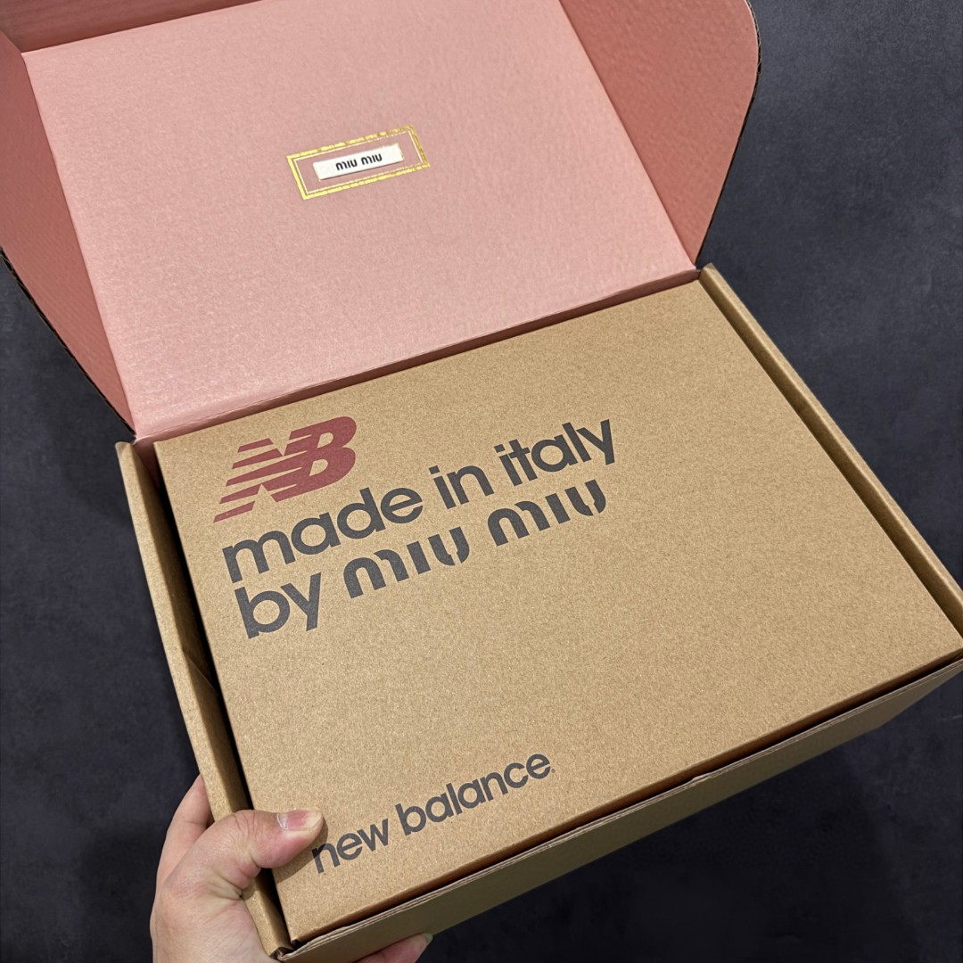 图片[9]-【莞产礼盒版】Miumiu x New Balance NB530 新百伦缪缪联名款复古运动鞋 白银色 全套原楦原纸板原厂数据开发 原厂三文治网纱 原装进口羊皮加羊反绒正确绒感卡色 正确中底拉帮中底纸板满印细节 冲裁组合 匠心打造 耗时两个月开发完成 工艺极其复杂难度可想而知 新开独立私模大底 全网唯一正确私模大底 高端零售专供产物 这双变奏版本的530 SL 有着抢眼的双鞋带系统 以撞色的拼接感带出不同以往的风格 同时透过网眼面料与麂皮呈现复古质地 除了极为受到欢迎的棕色调之外 还推出了轻盈的裸白色系 而双方的联名徽标则展现在鞋舌以及内里衬底之上 搭配棉质和皮革的双重鞋带设计呈现出不俗的质感 此番的一大亮点就是将原来的ABZORB 鞋底更换为超薄外底 诠释Y2K风造型 鞋舌上的\\\”MiuMiu\\\”和\\\”NB\\\”Logo彰显联名身份 整双鞋带来浓浓的复古氛围 尺码：36-44-选品中心