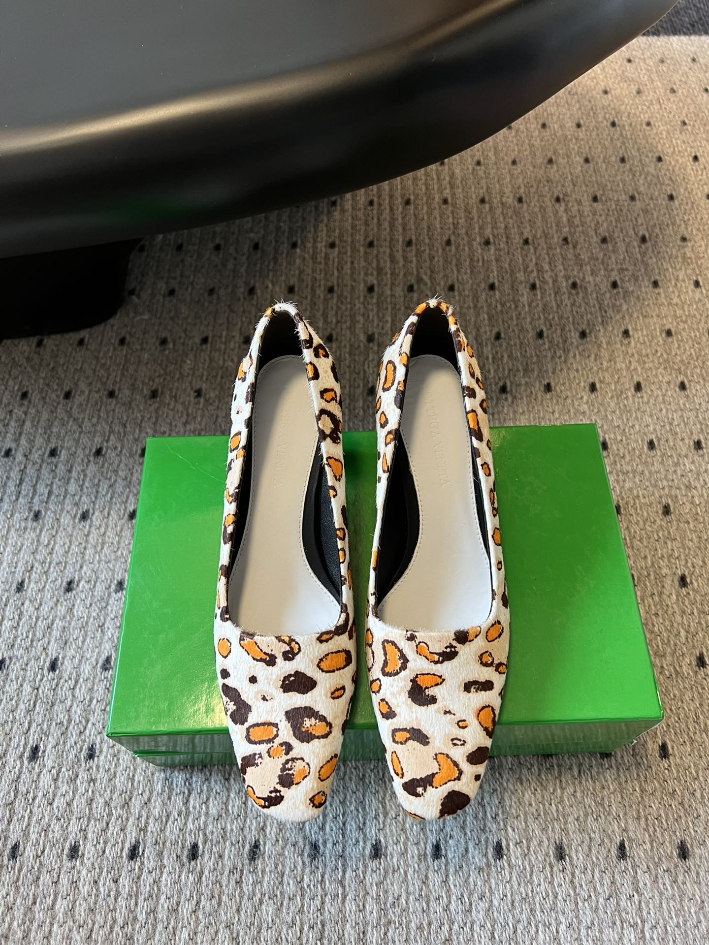 NO:232471,Bottega Venet* Baodie Family 25ss cat heel horse-haired single shoes Bv is the most successful brand in today's fashion circle. In addition to the bag styles, Baodie Family's shoes cannot be ignored!  Justin’s wife, Hailey Bieber, is an icon of today’s girls, her outfit has become an indicator. In the private photos she has been captured recently, she does not wear high heels or chooses trendy sneakers, but instead uses a pair of Bottega Veneta kitten heels from Baodie’s Bottega Veneta!  It's really beautiful!  Material cowhide, sole genuine leather outsole, size 35-42 (40.4142 customized, non-return and exchange, single shoes, bottega veneta, bottega veneta, bottega veneta, bottega veneta, high heels, cowhide, Leather soles19860909Bottega Venet*葆蝶家 25ss猫跟马毛单鞋 Bv是当今时尚圈翻身最成功的品牌,除了包款卖翻天外,葆蝶家的鞋履也不容忽视！小贾斯汀的太太Hailey Bieber身为当今女孩的icon,她的穿搭已经成为指标,在近日她被捕捉到的私着照中,她不穿高跟鞋,也不挑潮流球鞋,反而用一双葆蝶家Bottega Veneta小猫跟鞋！真的太美啦！ 材质牛皮 鞋底真皮大底 码数女码35-42（40.4142定制不退换,单鞋,bottega veneta,bottega veneta,bottega veneta,high heels,cowhide,Leather soles,Women's Shoes