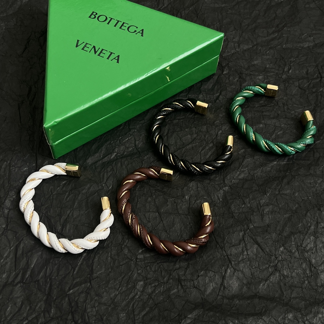 Luxurious Butterfly-Inspired Bottega Veneta BV Bracelet: Sophisticated, Advanced, Expensive Elegance. - 图片 3