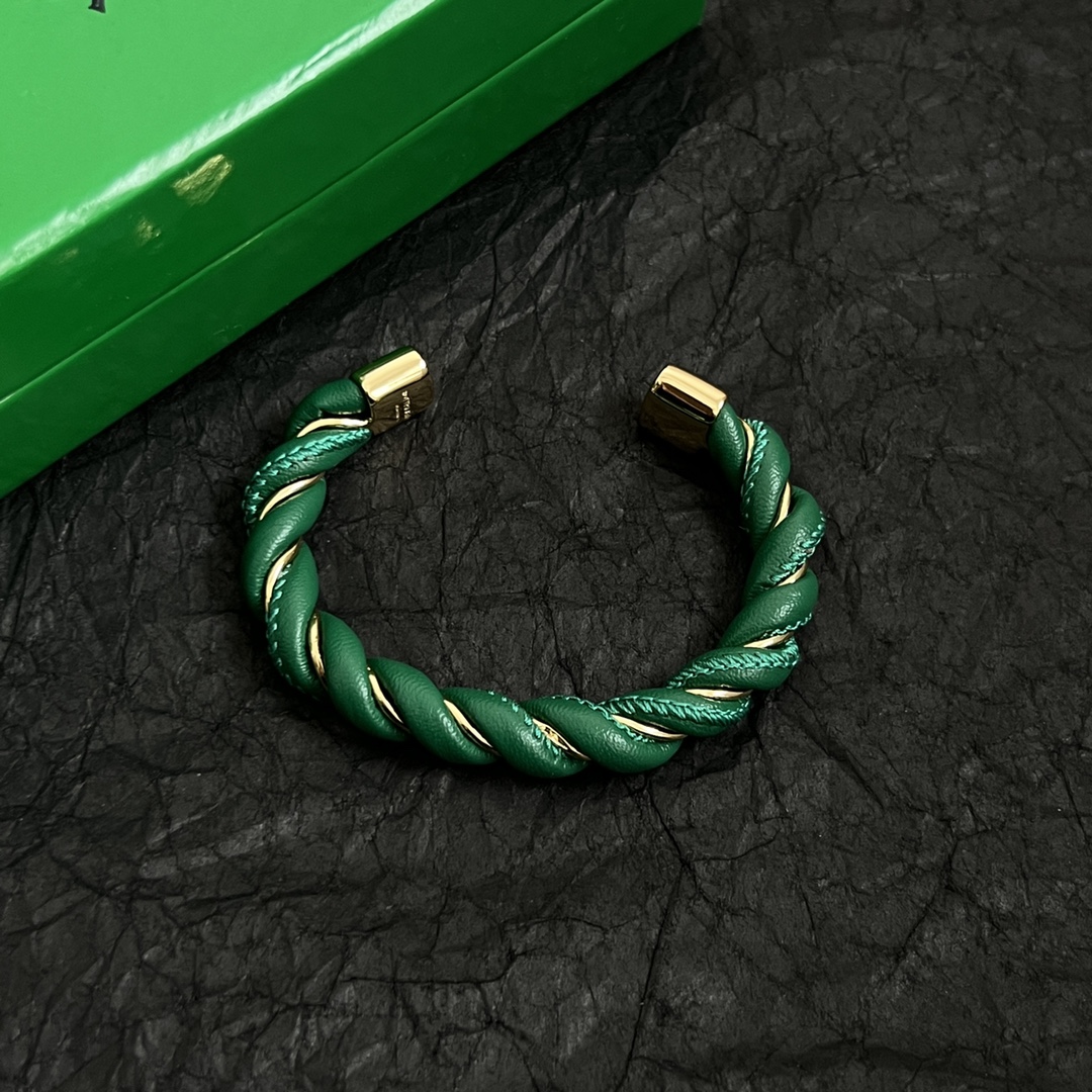 Luxurious Butterfly-Inspired Bottega Veneta BV Bracelet: Sophisticated, Advanced, Expensive Elegance. - 图片 5