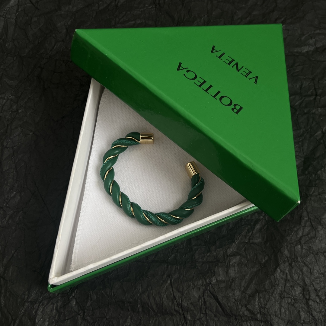 Luxurious Butterfly-Inspired Bottega Veneta BV Bracelet: Sophisticated, Advanced, Expensive Elegance. - 图片 2