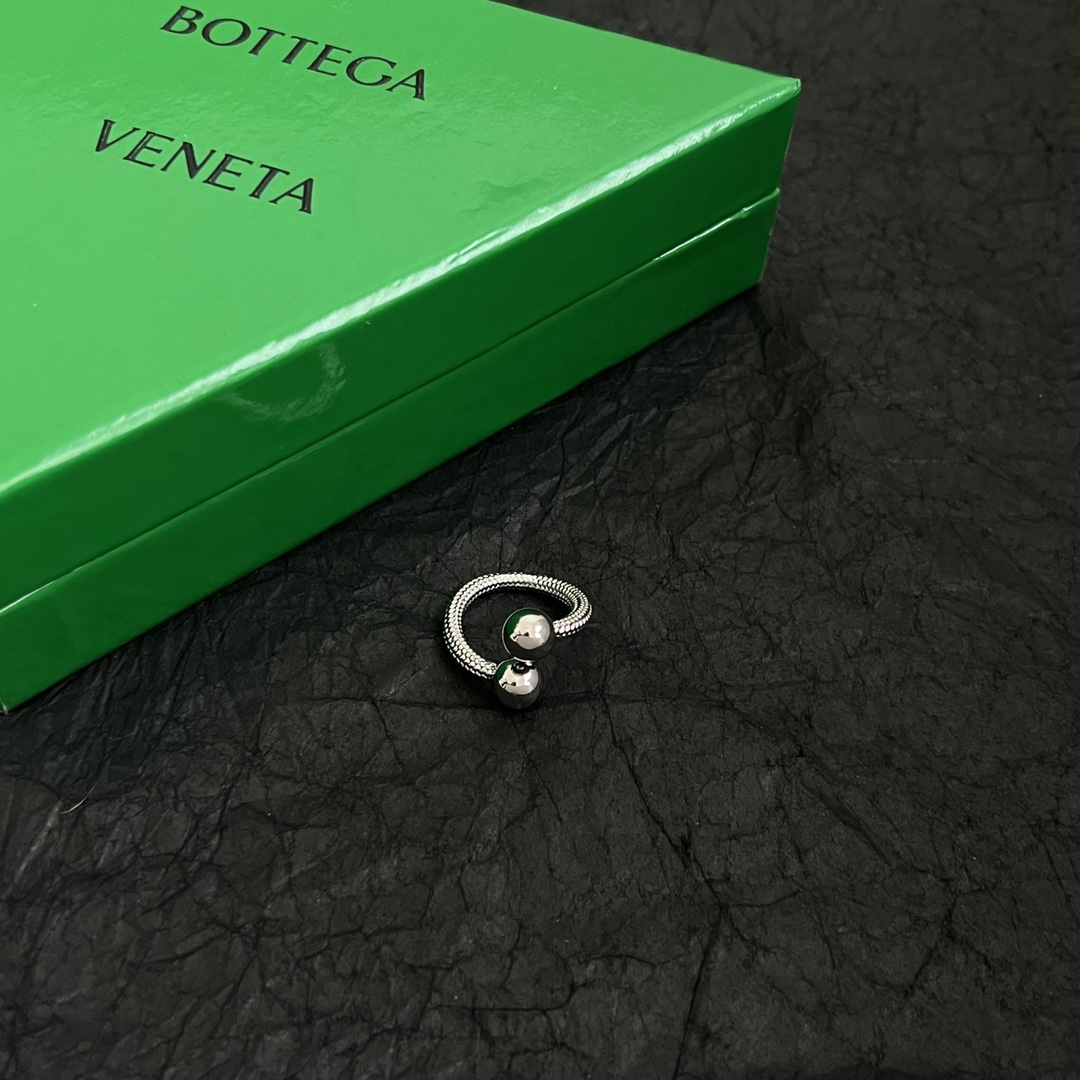 【】Bottega Veneta 🆕BV戒指  金属感十足  上手特别特别赞，整体细节非常令人惊喜，设计