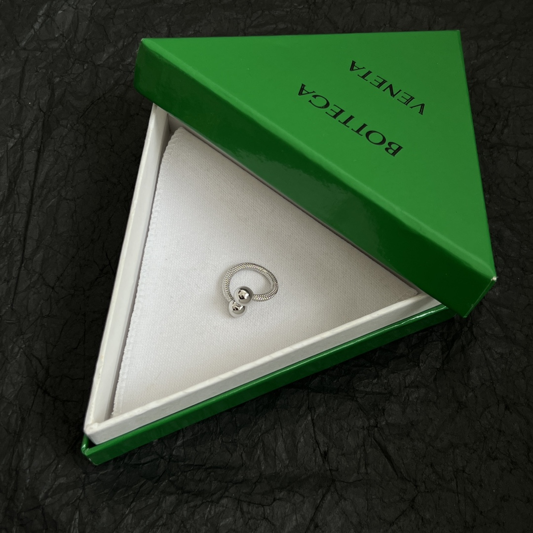 【】Bottega Veneta 🆕BV戒指  金属感十足  上手特别特别赞，整体细节非常令人惊喜，设计