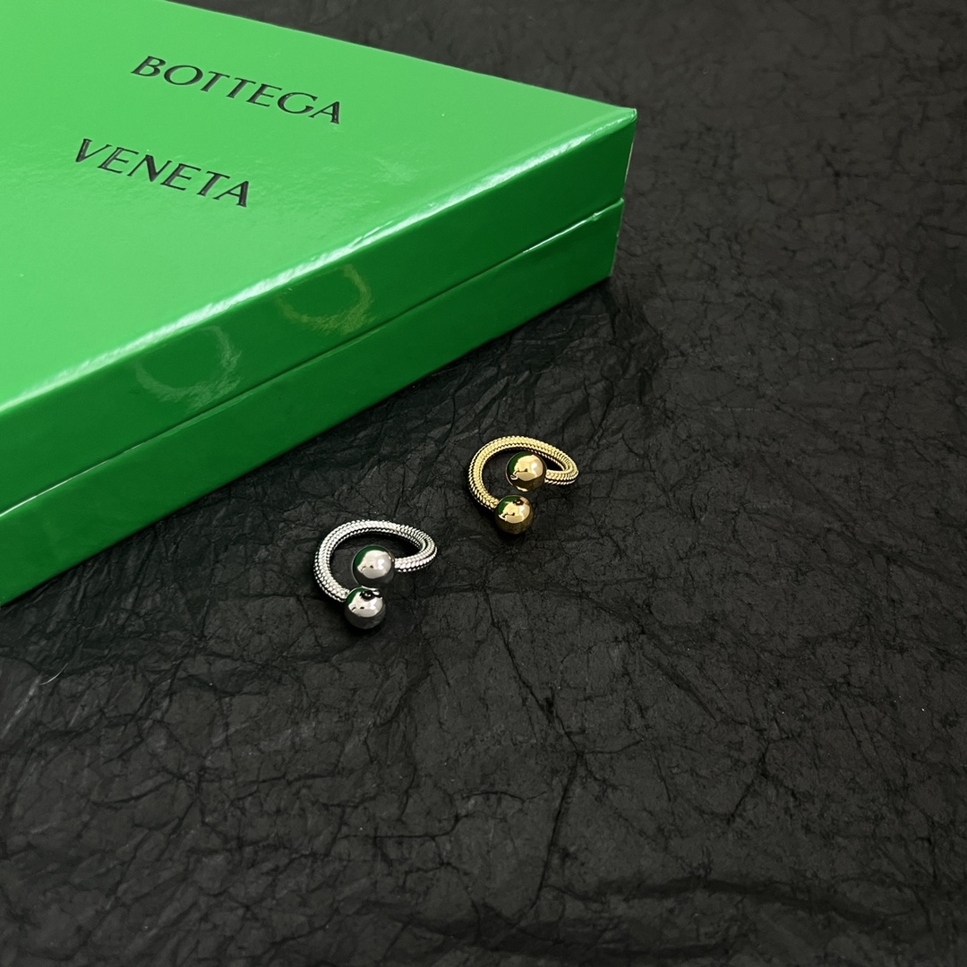 【】Bottega Veneta 🆕BV戒指  金属感十足  上手特别特别赞，整体细节非常令人惊喜，设计