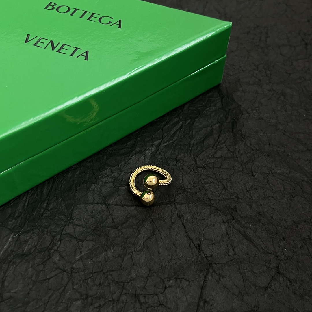 【】Bottega Veneta 🆕BV戒指  金属感十足  上手特别特别赞，整体细节非常令人惊喜，设计