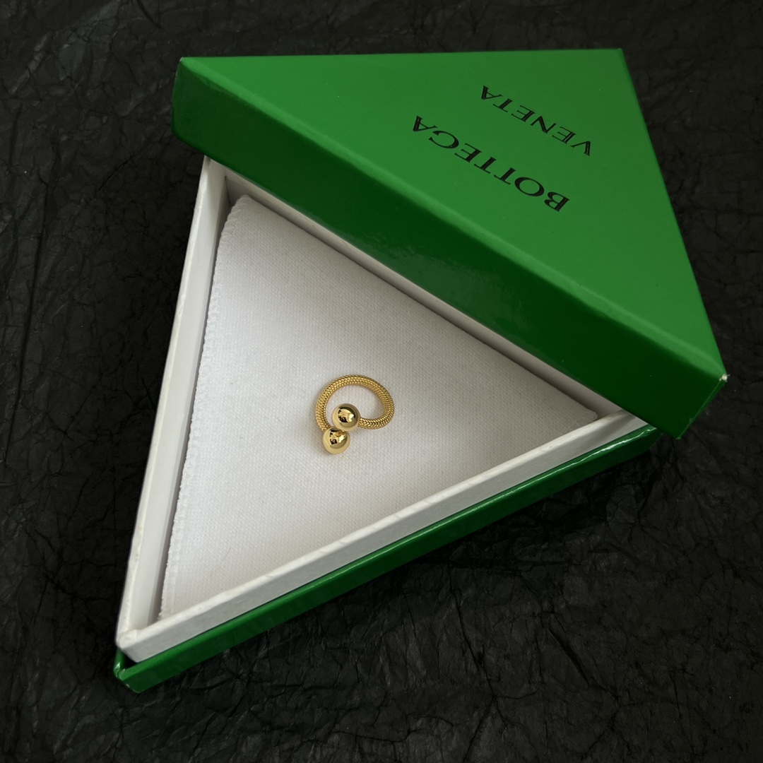 【】Bottega Veneta 🆕BV戒指  金属感十足  上手特别特别赞，整体细节非常令人惊喜，设计