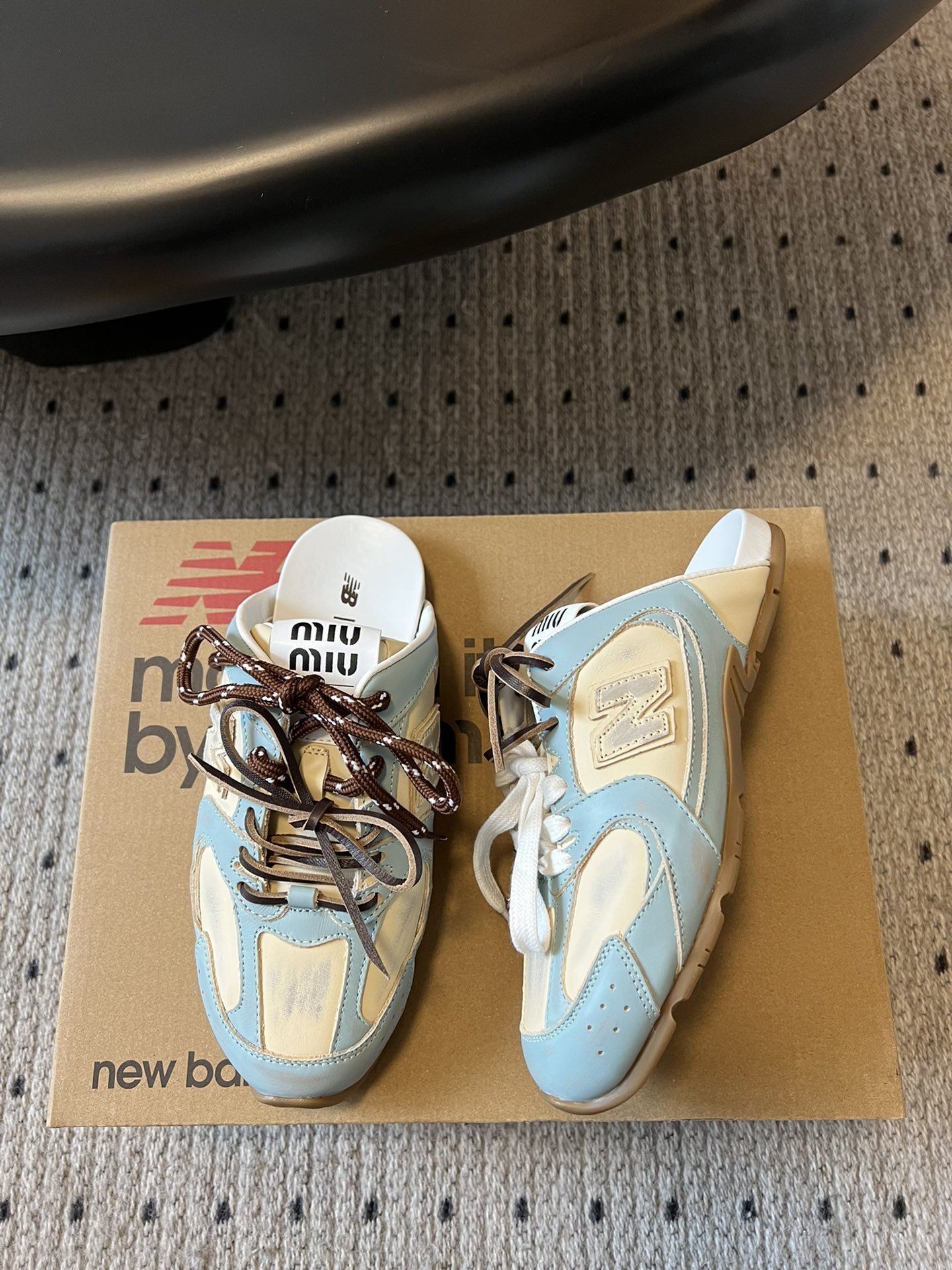 
独家新品 Miu Mi* x New Balanc* 球鞋半拖款

大火的Miu运动鞋 终于出半拖了 