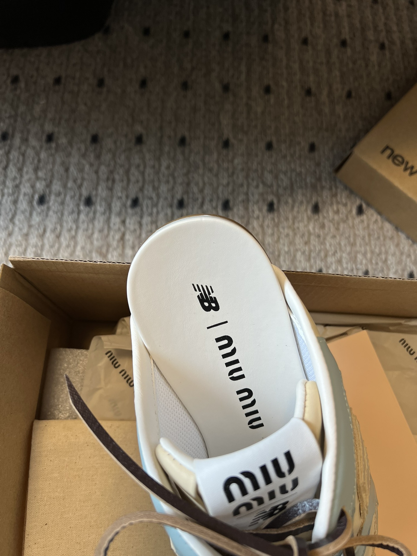 
独家新品 Miu Mi* x New Balanc* 球鞋半拖款

大火的Miu运动鞋 终于出半拖了 