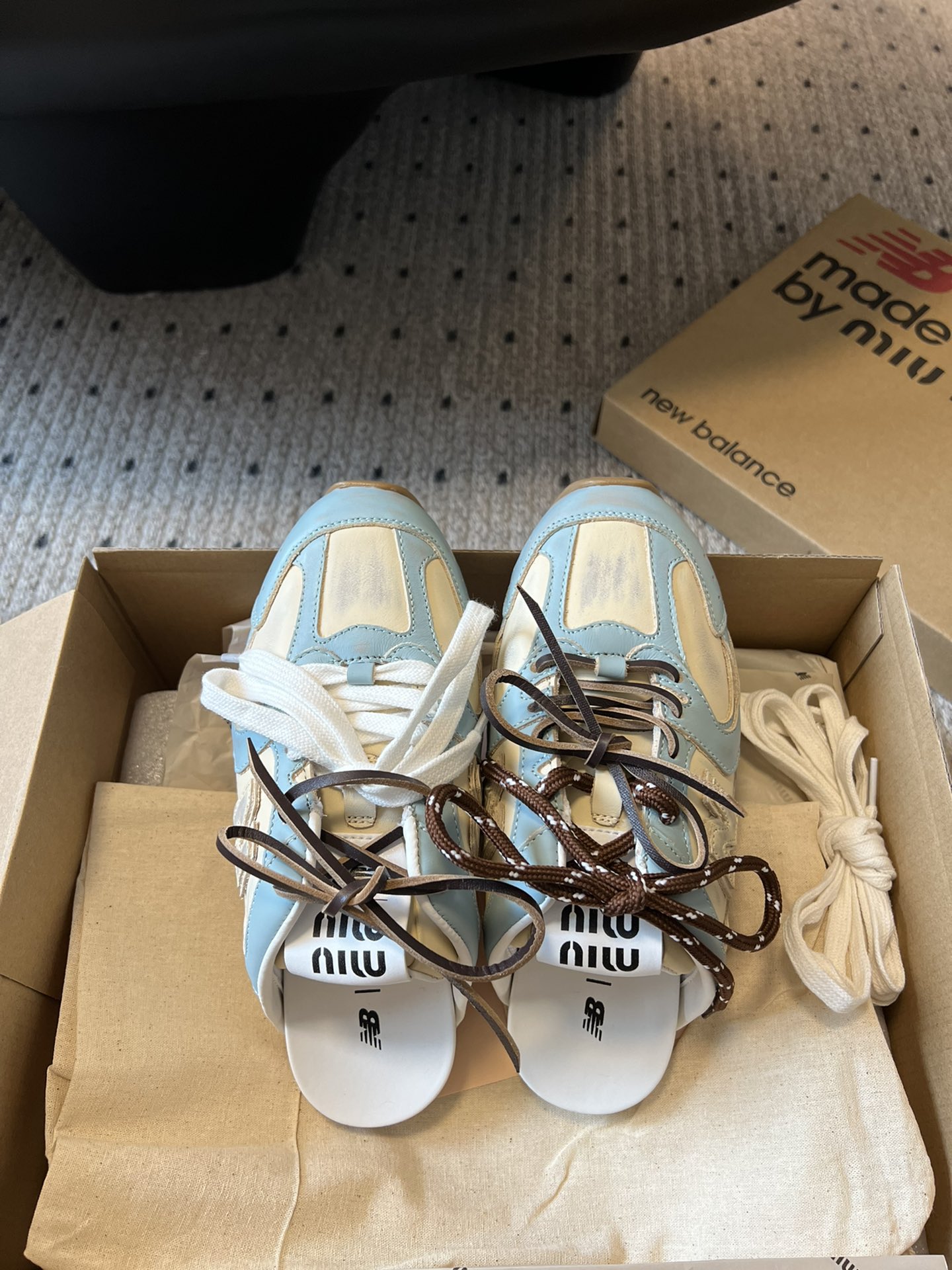 
独家新品 Miu Mi* x New Balanc* 球鞋半拖款

大火的Miu运动鞋 终于出半拖了 