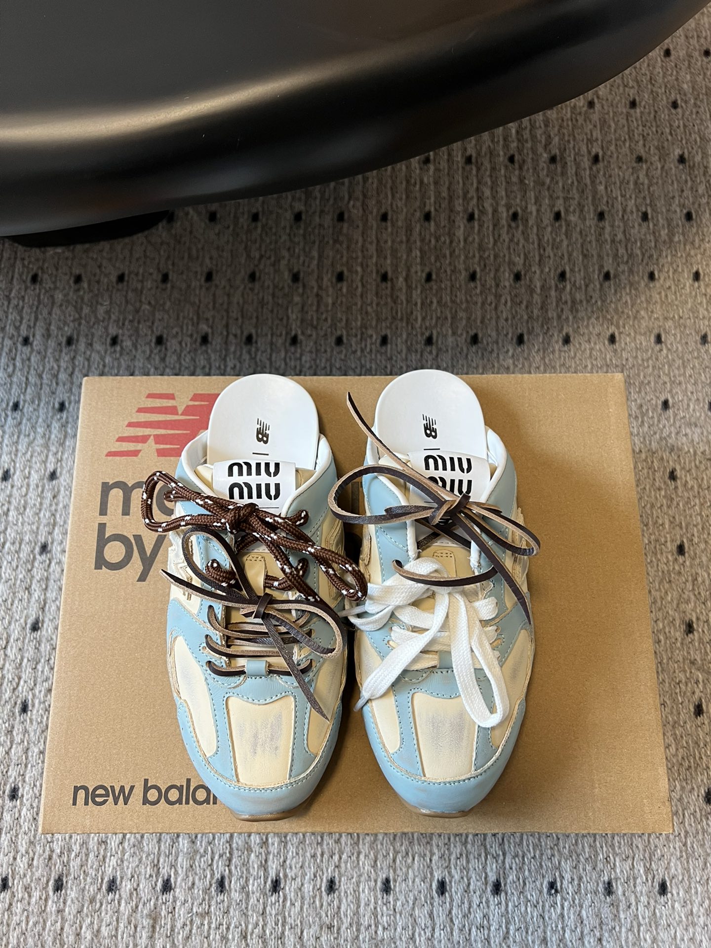 
独家新品 Miu Mi* x New Balanc* 球鞋半拖款

大火的Miu运动鞋 终于出半拖了 