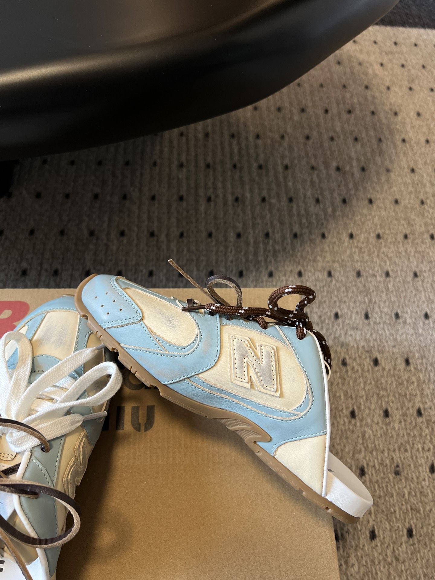 
独家新品 Miu Mi* x New Balanc* 球鞋半拖款

大火的Miu运动鞋 终于出半拖了 