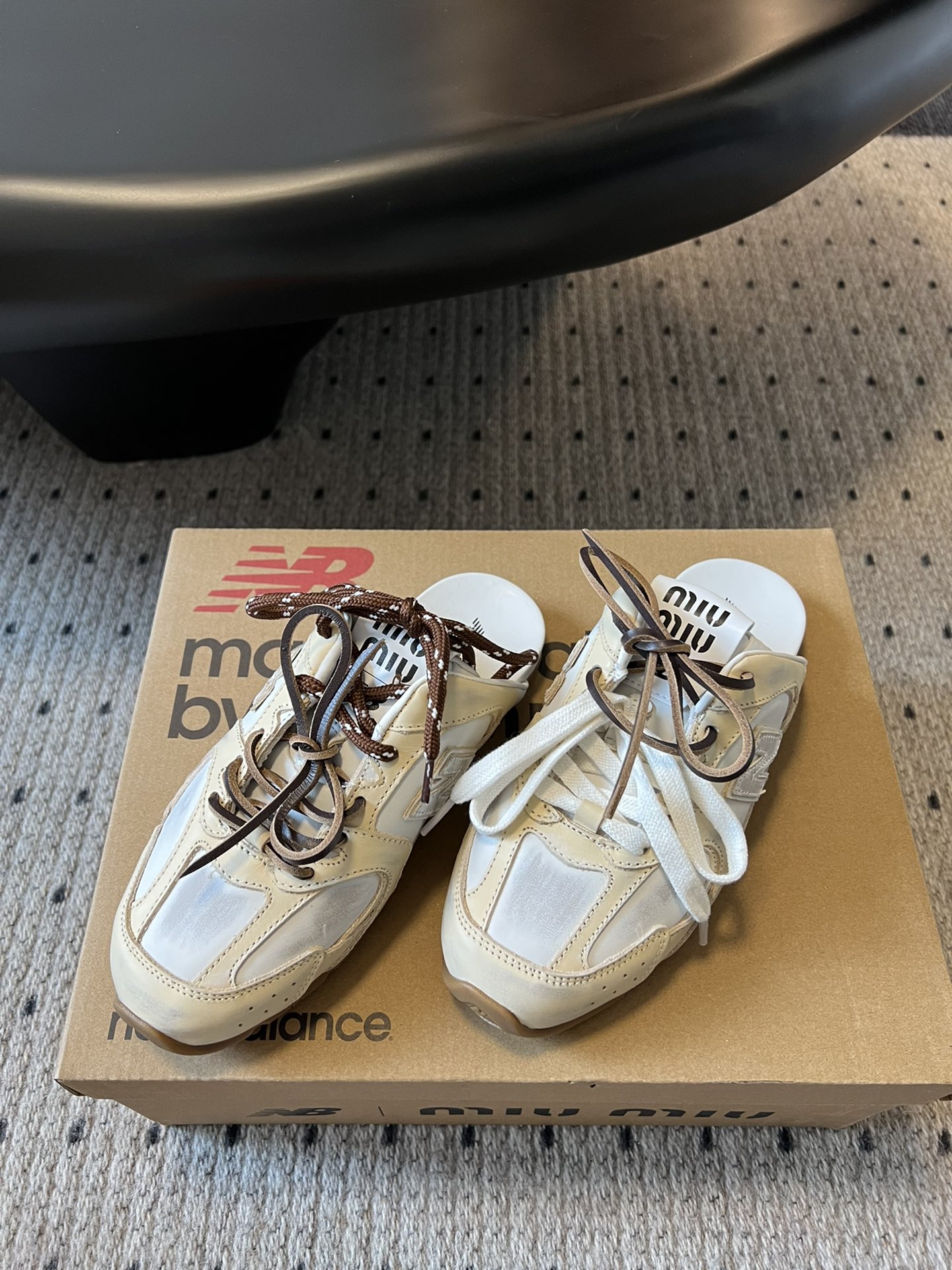 
独家新品 Miu Mi* x New Balanc* 球鞋半拖款

大火的Miu运动鞋 终于出半拖了 