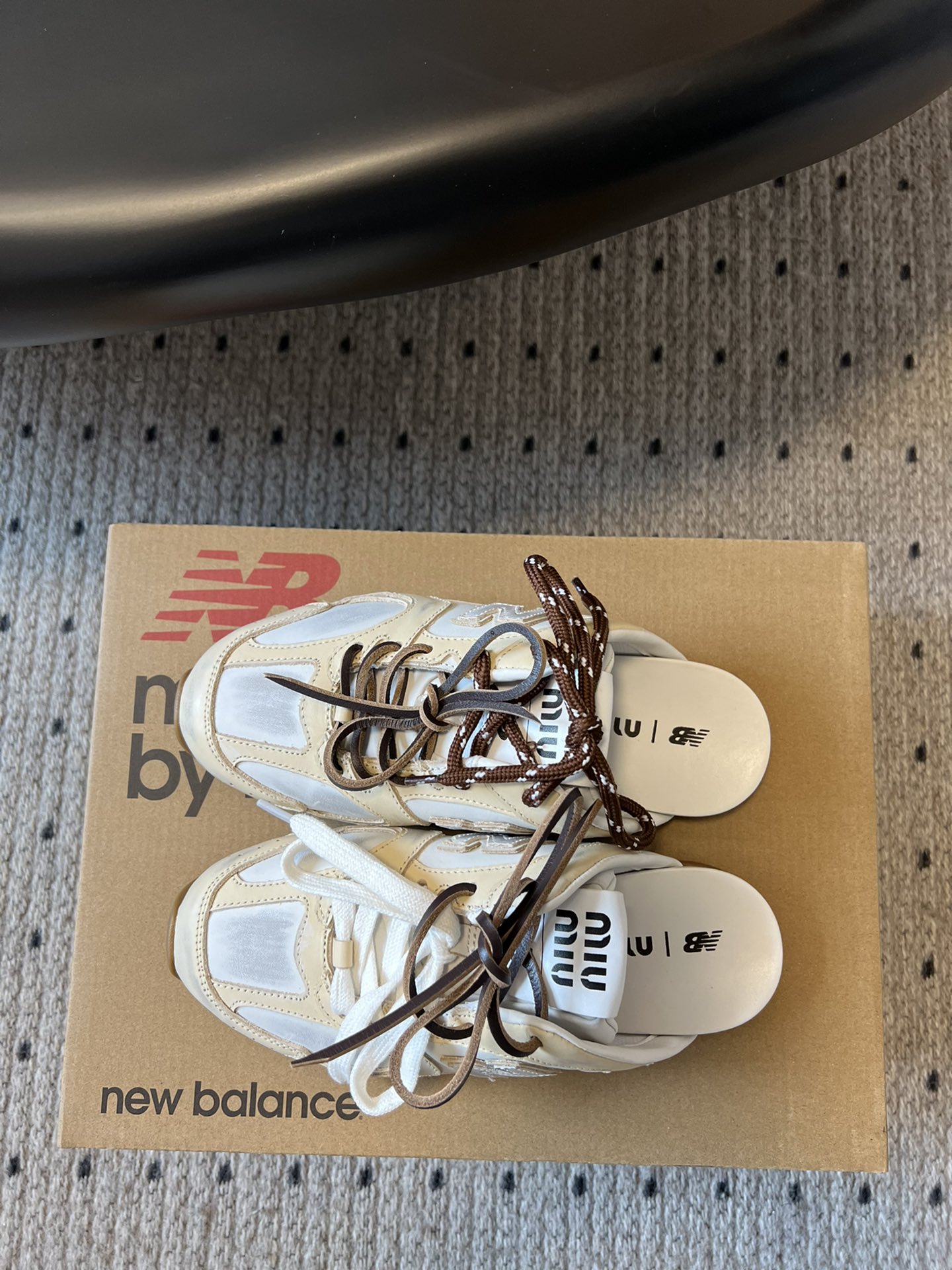 
独家新品 Miu Mi* x New Balanc* 球鞋半拖款

大火的Miu运动鞋 终于出半拖了 