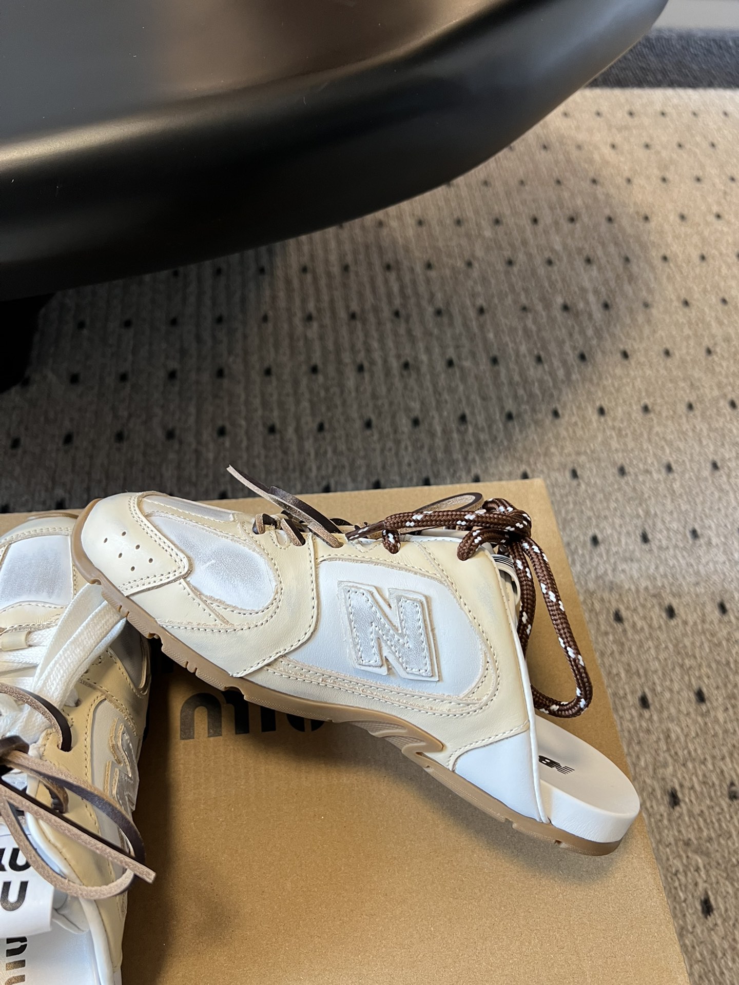 
独家新品 Miu Mi* x New Balanc* 球鞋半拖款

大火的Miu运动鞋 终于出半拖了 