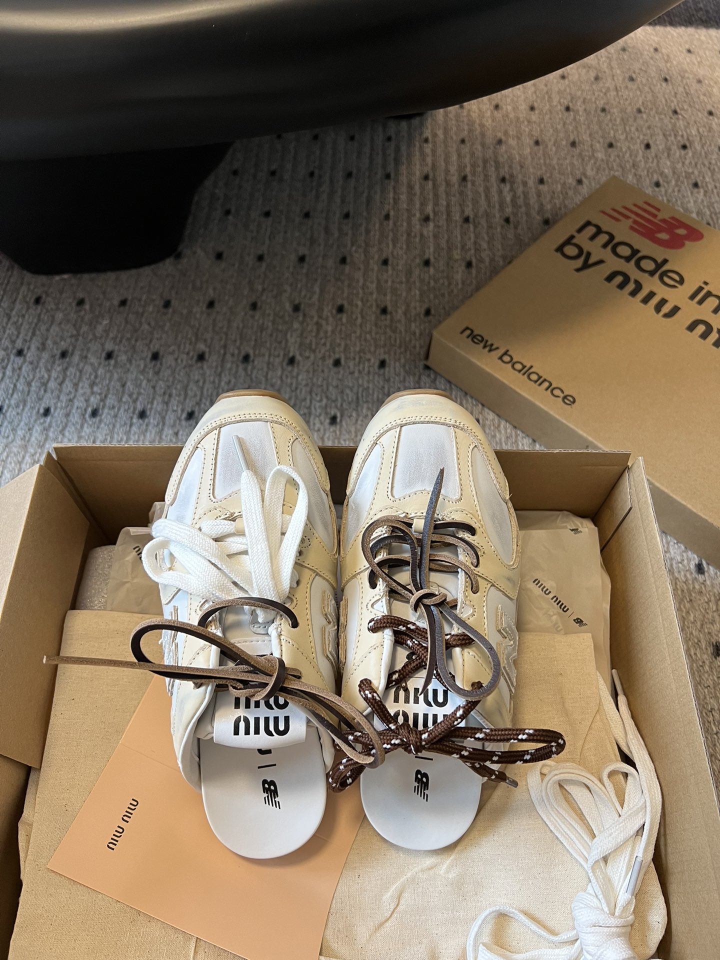 
独家新品 Miu Mi* x New Balanc* 球鞋半拖款

大火的Miu运动鞋 终于出半拖了 