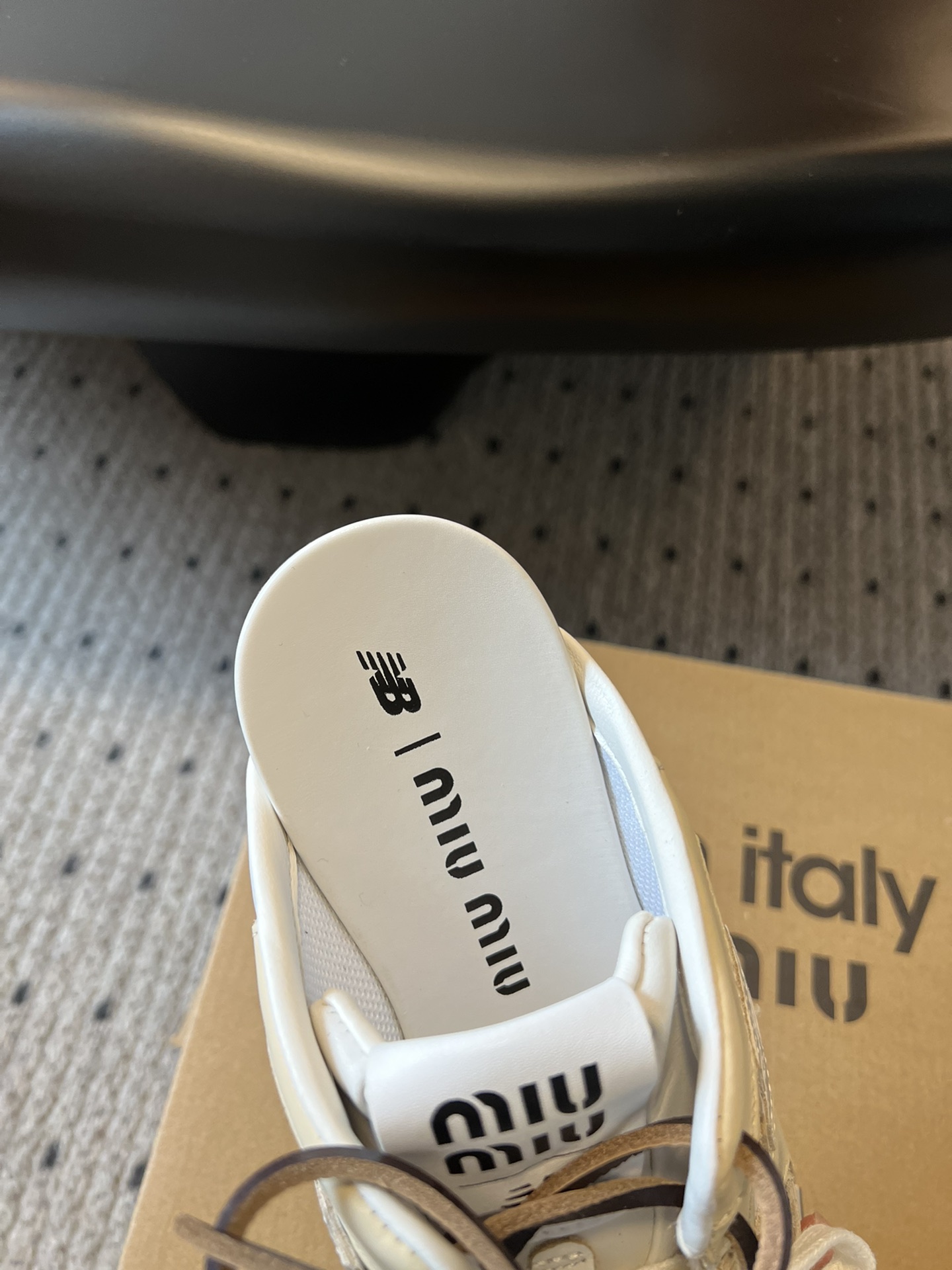 
独家新品 Miu Mi* x New Balanc* 球鞋半拖款

大火的Miu运动鞋 终于出半拖了 