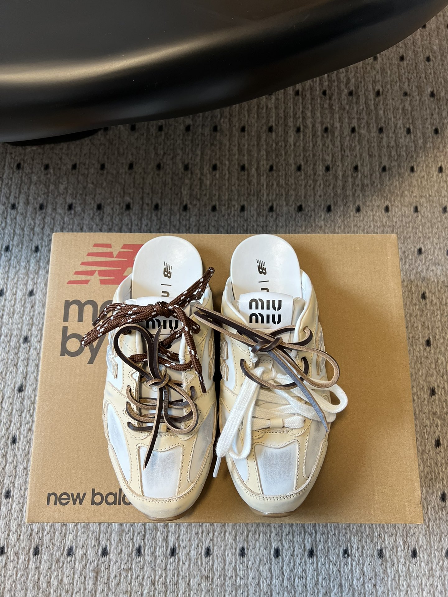 
独家新品 Miu Mi* x New Balanc* 球鞋半拖款

大火的Miu运动鞋 终于出半拖了 