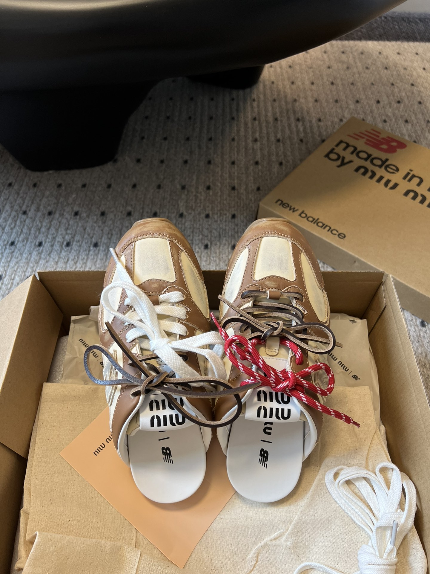 
独家新品 Miu Mi* x New Balanc* 球鞋半拖款

大火的Miu运动鞋 终于出半拖了 