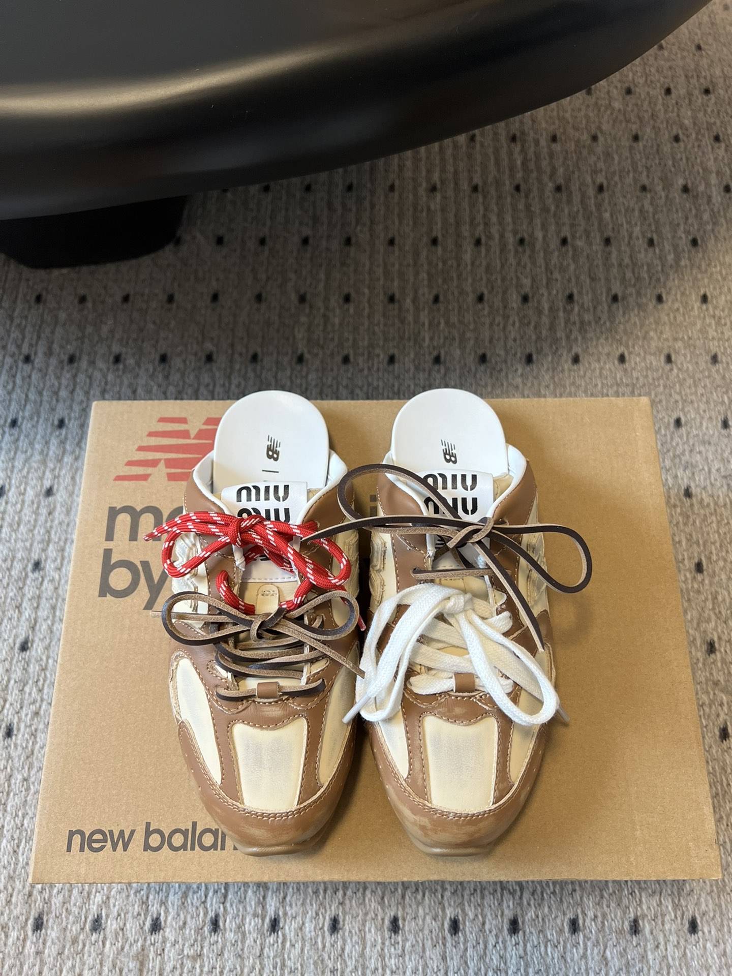 
独家新品 Miu Mi* x New Balanc* 球鞋半拖款

大火的Miu运动鞋 终于出半拖了 
